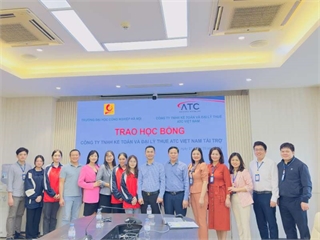 Trao học bổng của Công ty TNHH Kế toán và đại lý thuế ATC cho 02 sinh viên khóa 18 Khoa Kế toán - Kiểm toán HAUI