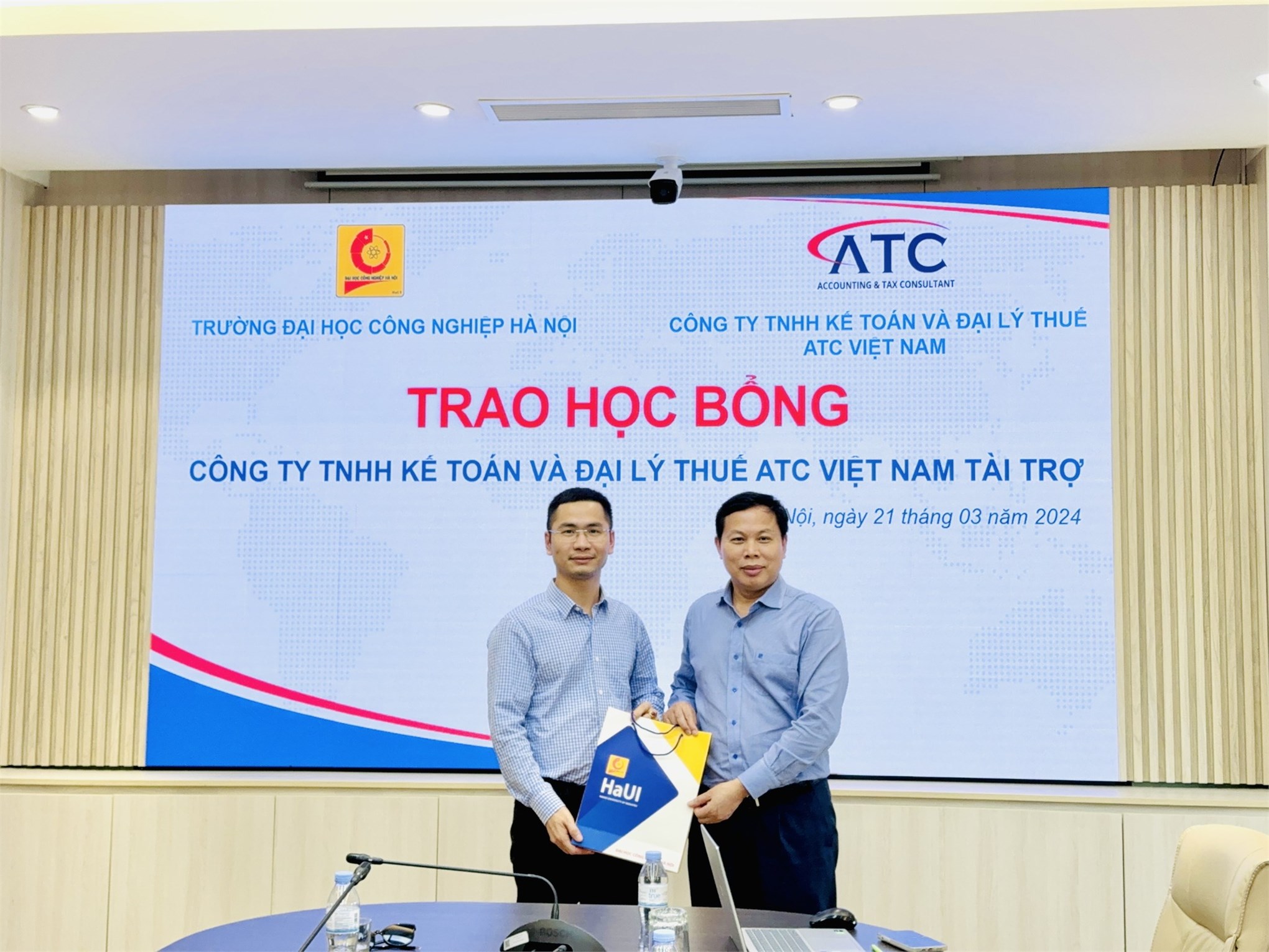 Trao học bổng của Công ty TNHH Kế toán và đại lý thuế ATC cho 02 sinh viên khóa 18 Khoa Kế toán - Kiểm toán HAUI