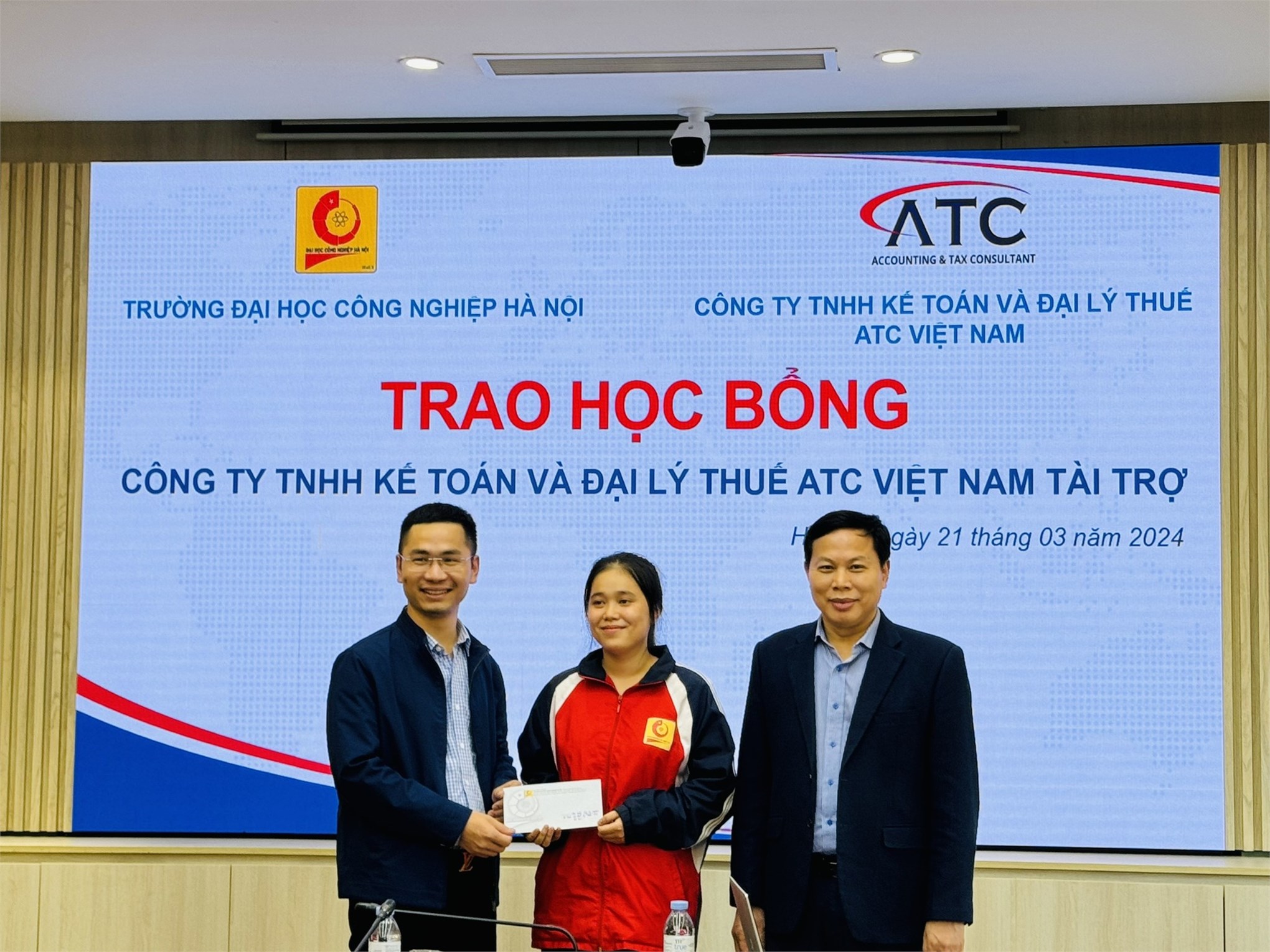 Trao học bổng của Công ty TNHH Kế toán và đại lý thuế ATC cho 02 sinh viên khóa 18 Khoa Kế toán - Kiểm toán HAUI