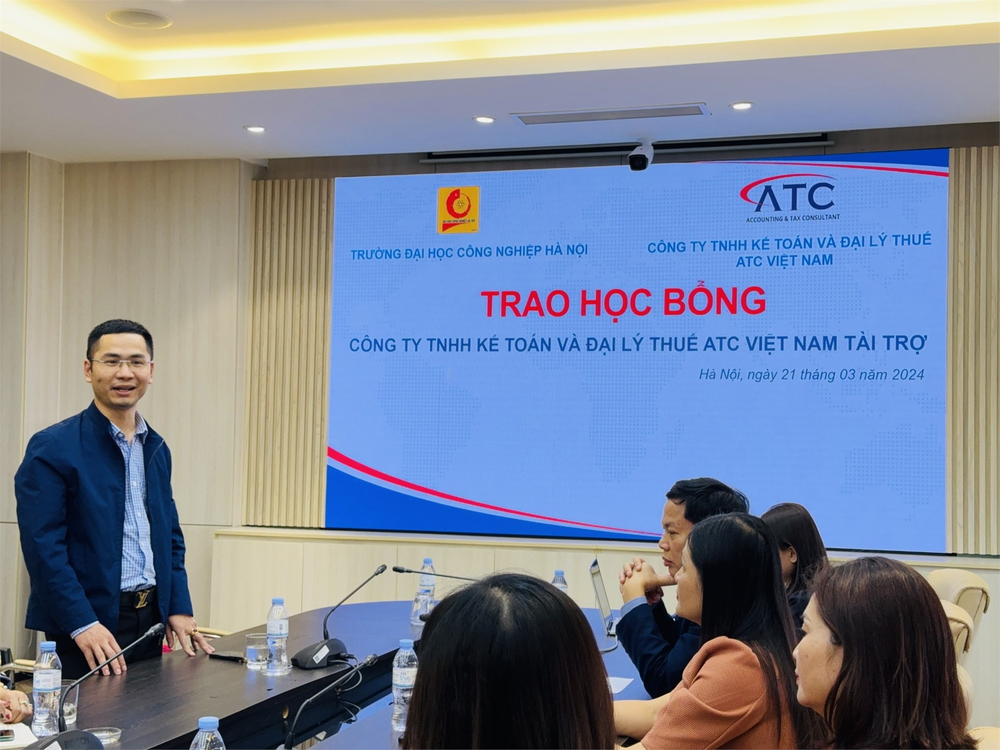 Trao học bổng của Công ty TNHH Kế toán và đại lý thuế ATC cho 02 sinh viên khóa 18 Khoa Kế toán - Kiểm toán HAUI