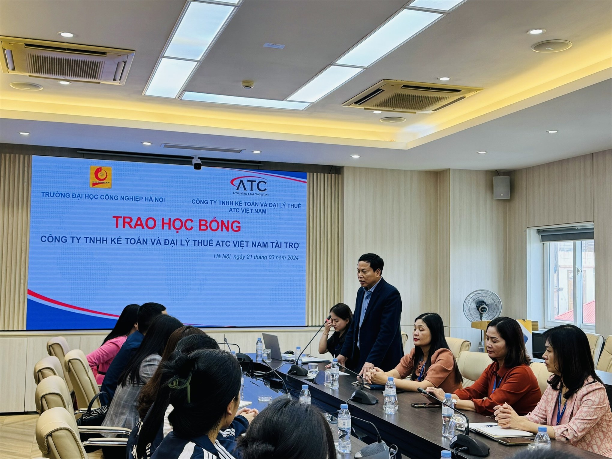 Trao học bổng của Công ty TNHH Kế toán và đại lý thuế ATC cho 02 sinh viên khóa 18 Khoa Kế toán - Kiểm toán HAUI