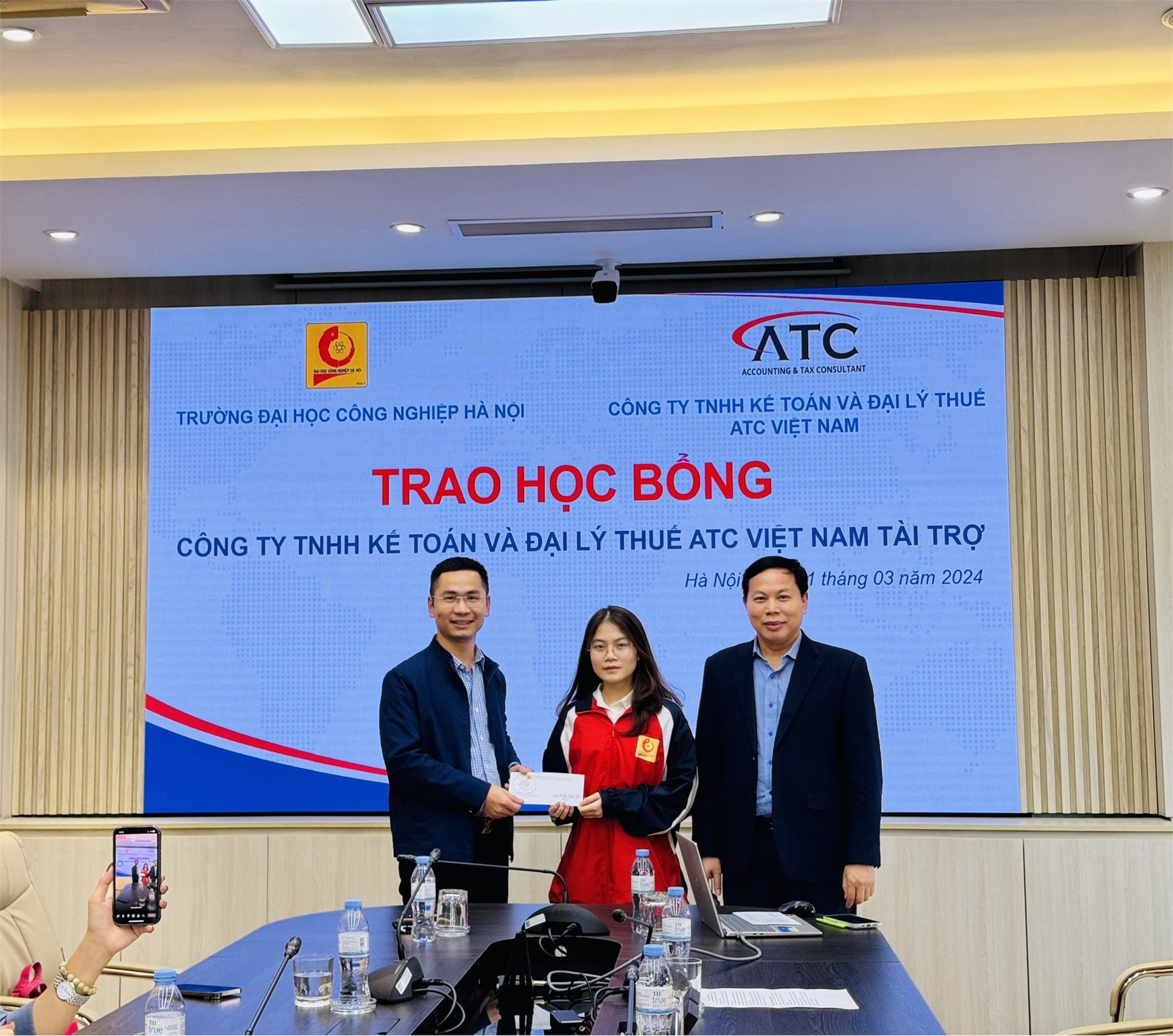 Trao học bổng của Công ty TNHH Kế toán và đại lý thuế ATC cho 02 sinh viên khóa 18 Khoa Kế toán - Kiểm toán HAUI