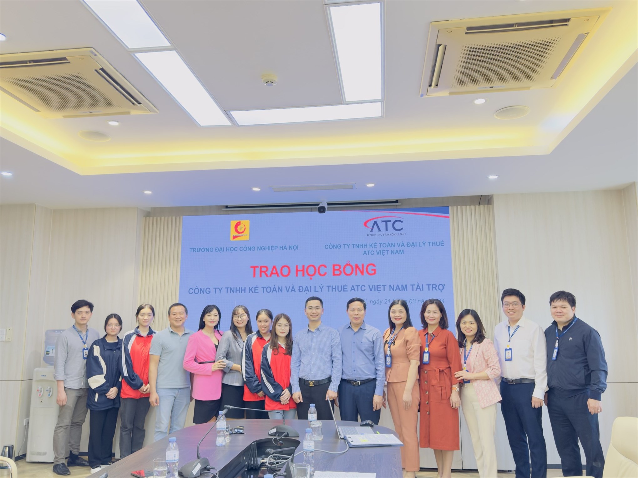 Trao học bổng của Công ty TNHH Kế toán và đại lý thuế ATC cho 02 sinh viên khóa 18 Khoa Kế toán - Kiểm toán HAUI