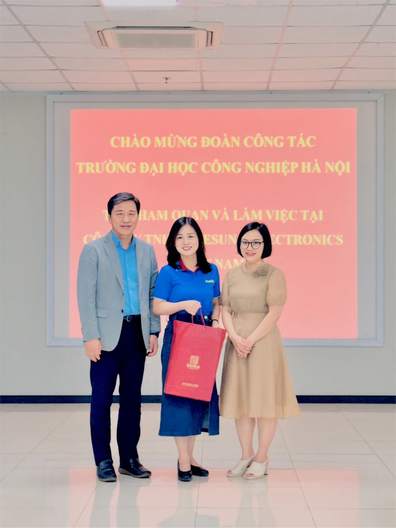 Khoa Kế toán – Kiểm toán tổ chức cho 28 giảng viên đi thăm quan thực tế mô hình sản xuất linh kiện điện tử của Công ty TNHH HEESUNG ELECTRONICS Việt Nam (HEESUNG)