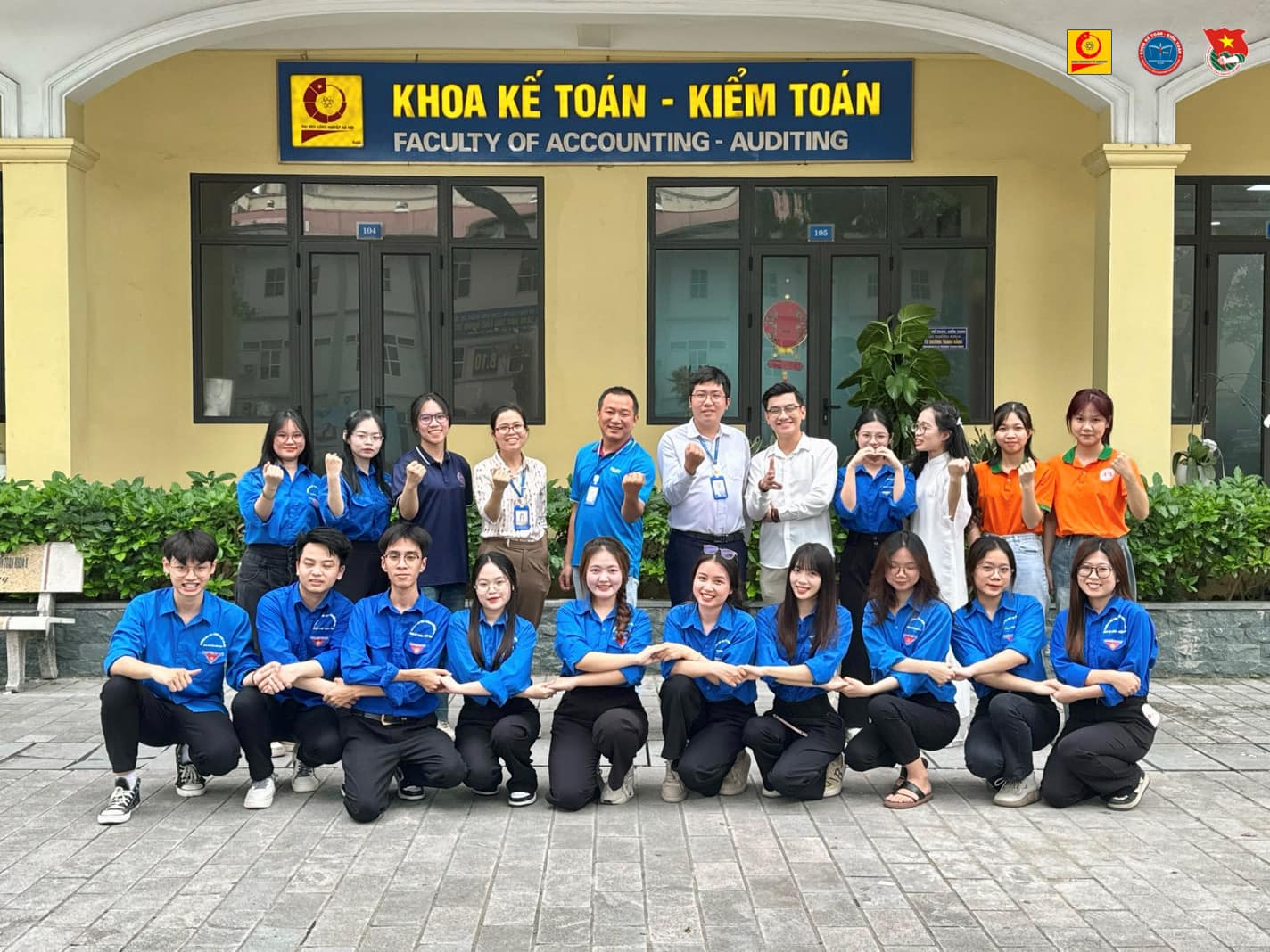 Đội sinh viên tình nguyện Khoa Kế toán - Kiểm toán hỗ trợ các bạn sv khóa 18 chuyển từ cơ sở Hà nam về học tại cơ sở Hà Nội tìm trọ