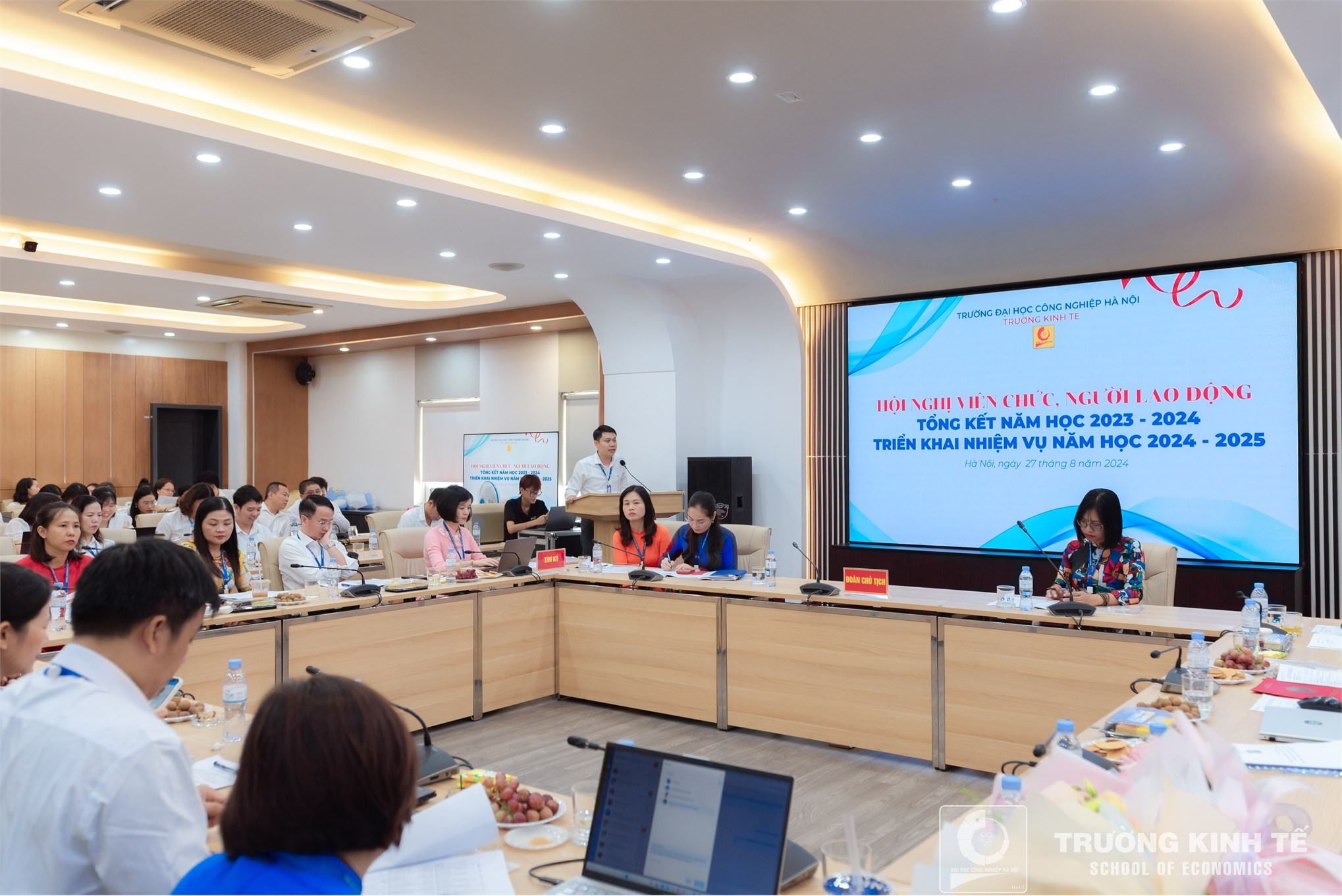 Hội nghị viên chức, người lao động trường kinh tế: tổng kết năm học 2023-2024 và triển khai nhiệm vụ năm học 2024-2025