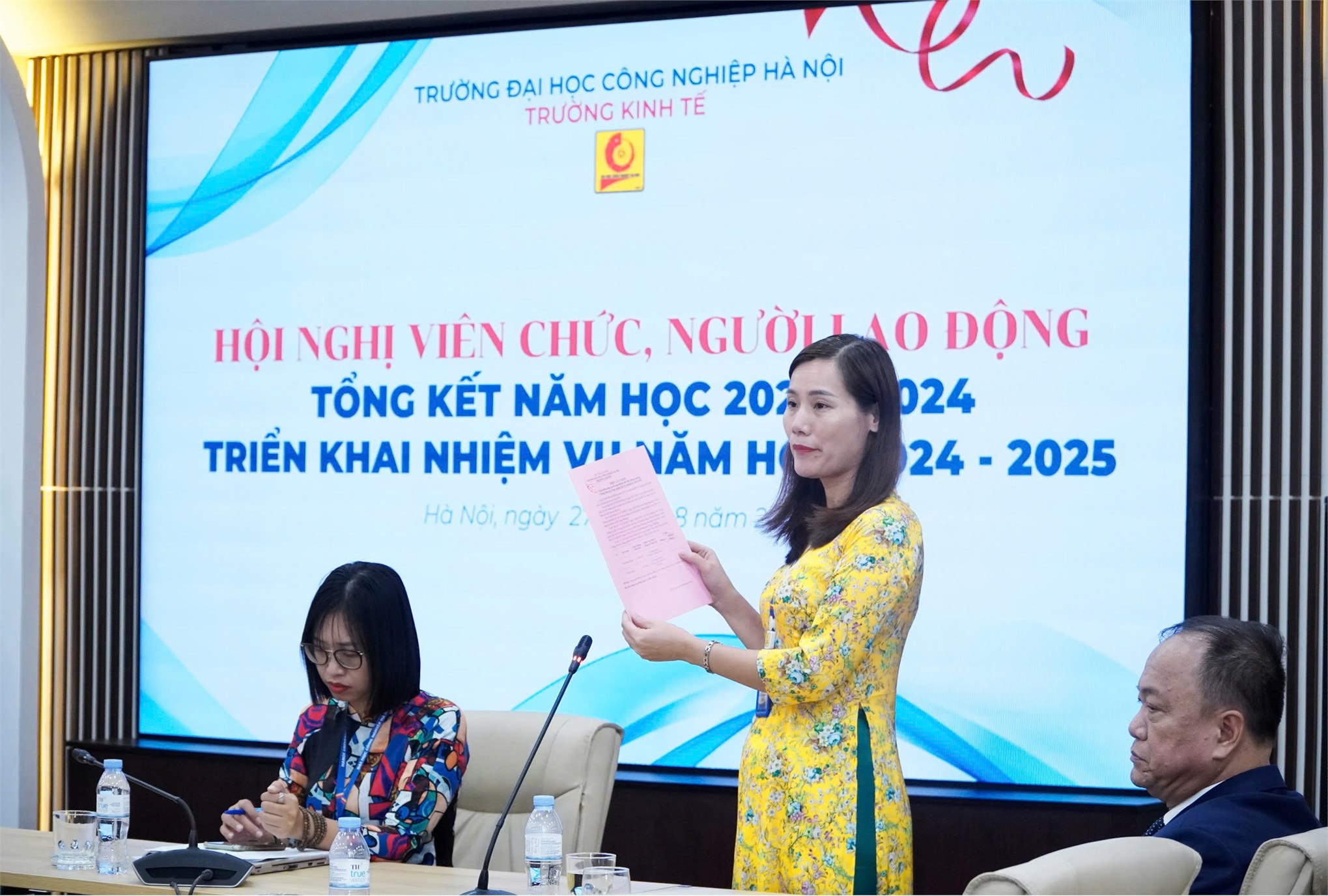 Hội nghị viên chức, người lao động trường kinh tế: tổng kết năm học 2023-2024 và triển khai nhiệm vụ năm học 2024-2025