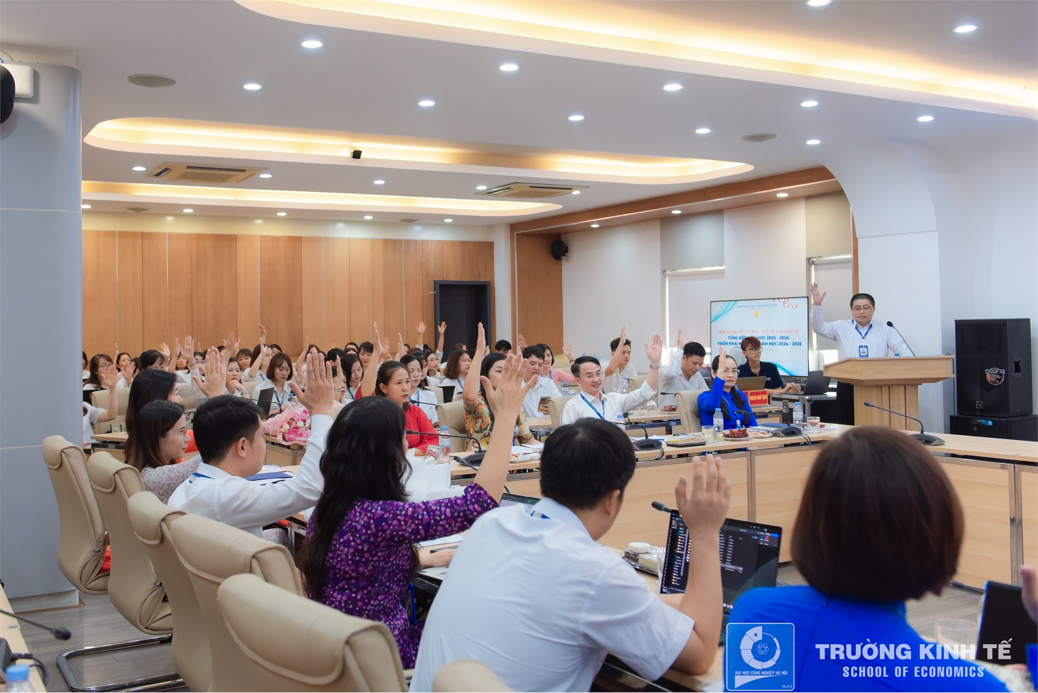 Hội nghị viên chức, người lao động trường kinh tế: tổng kết năm học 2023-2024 và triển khai nhiệm vụ năm học 2024-2025