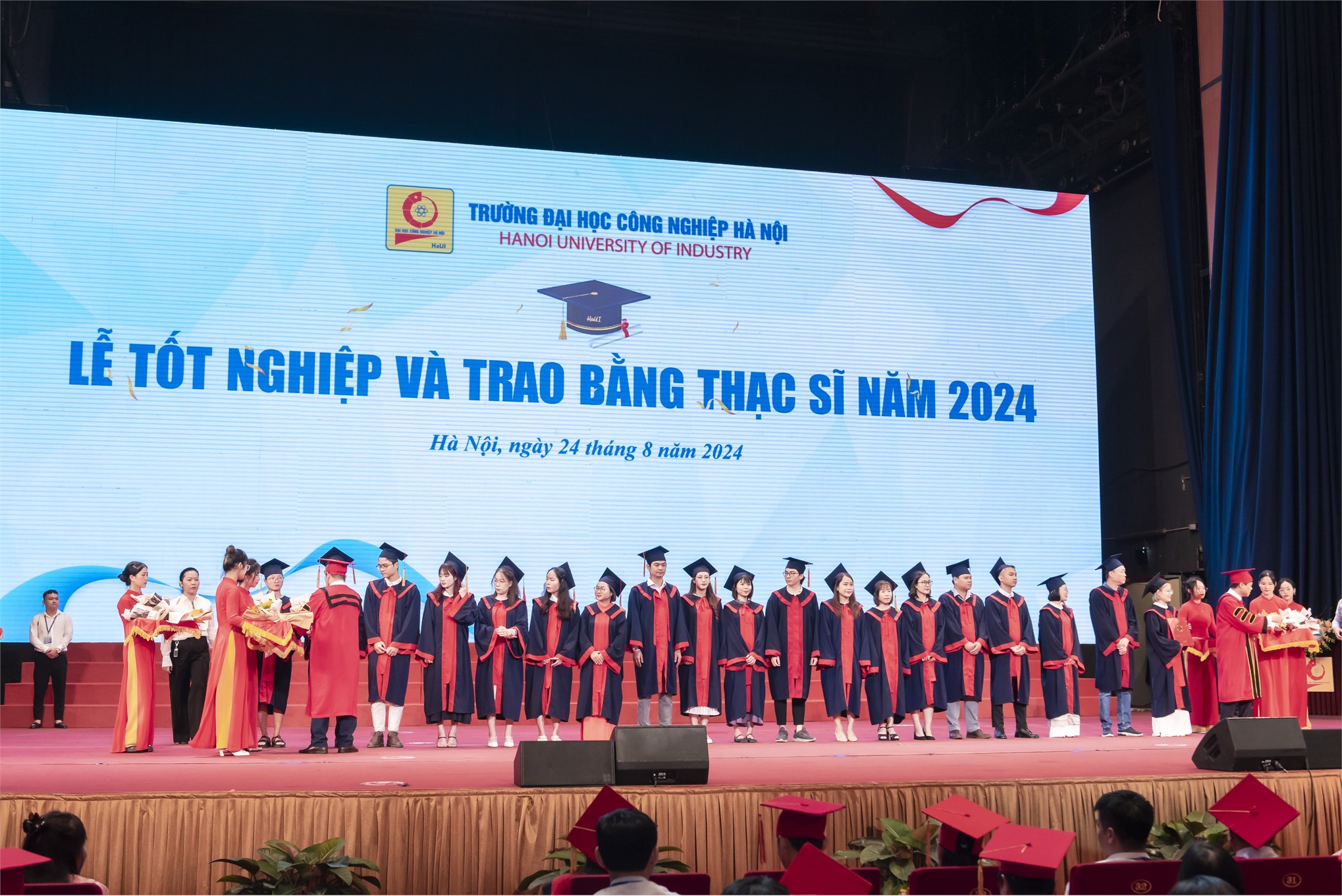 Lễ trao bằng tốt nghiệp cho tân cử nhân, thạc sỹ, tiến sĩ trường Kinh tế - Trường Đại học Công nghiệp Hà Nội năm 2024