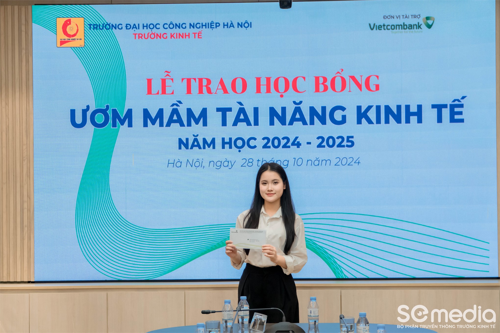 Chương trình trao học bổng “Ươm mầm tài năng Kinh tế” 2024-2025