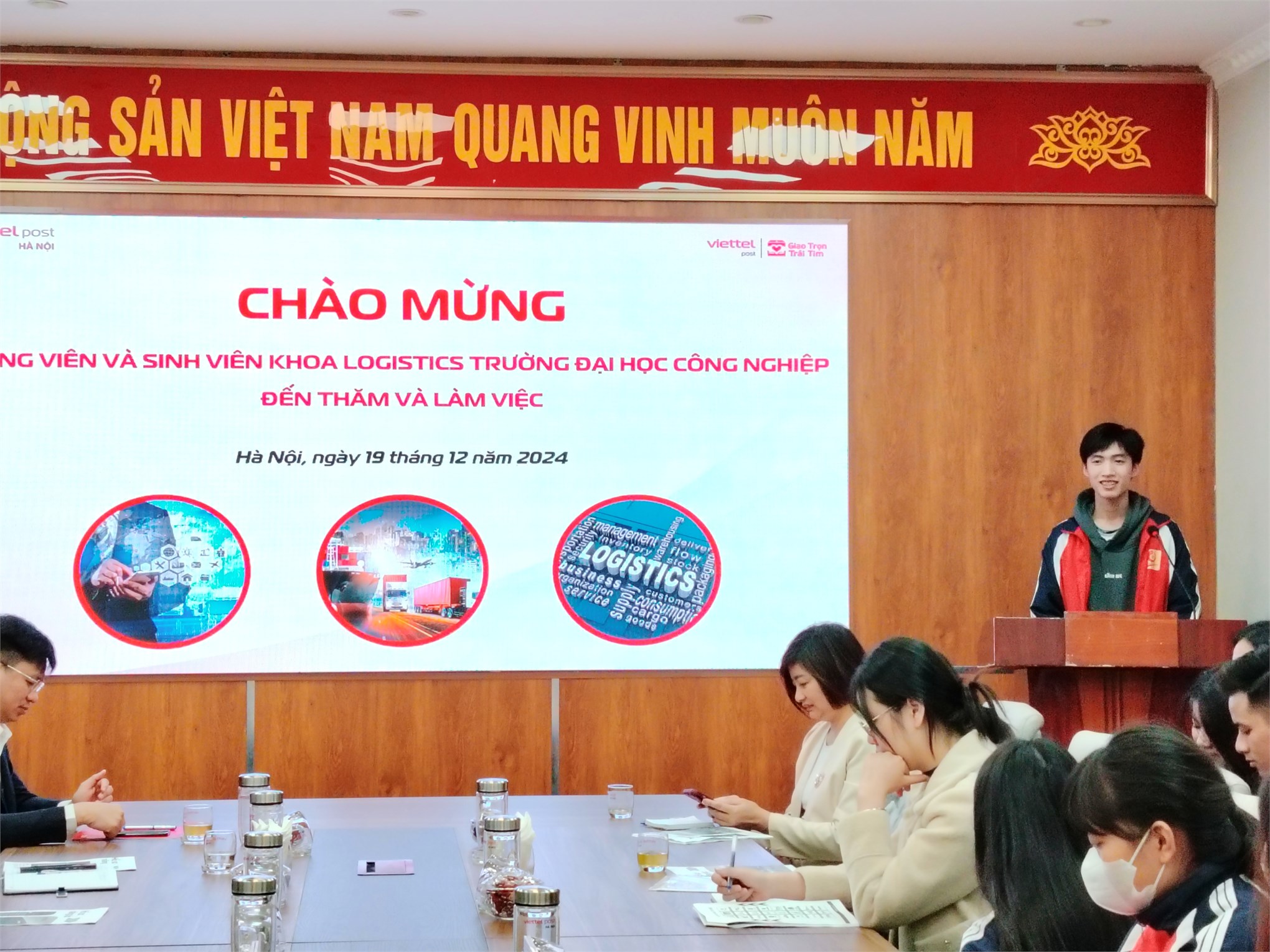 Chuỗi hoạt động Tham quan thực tế doanh nghiệp Trường Kinh tế: Sinh viên ngành Logistics & quản lý chuỗi cung ứng - Khoa Kinh doanh số tham quan thực tế tại Trung tâm khai thác 5 Viettelpost