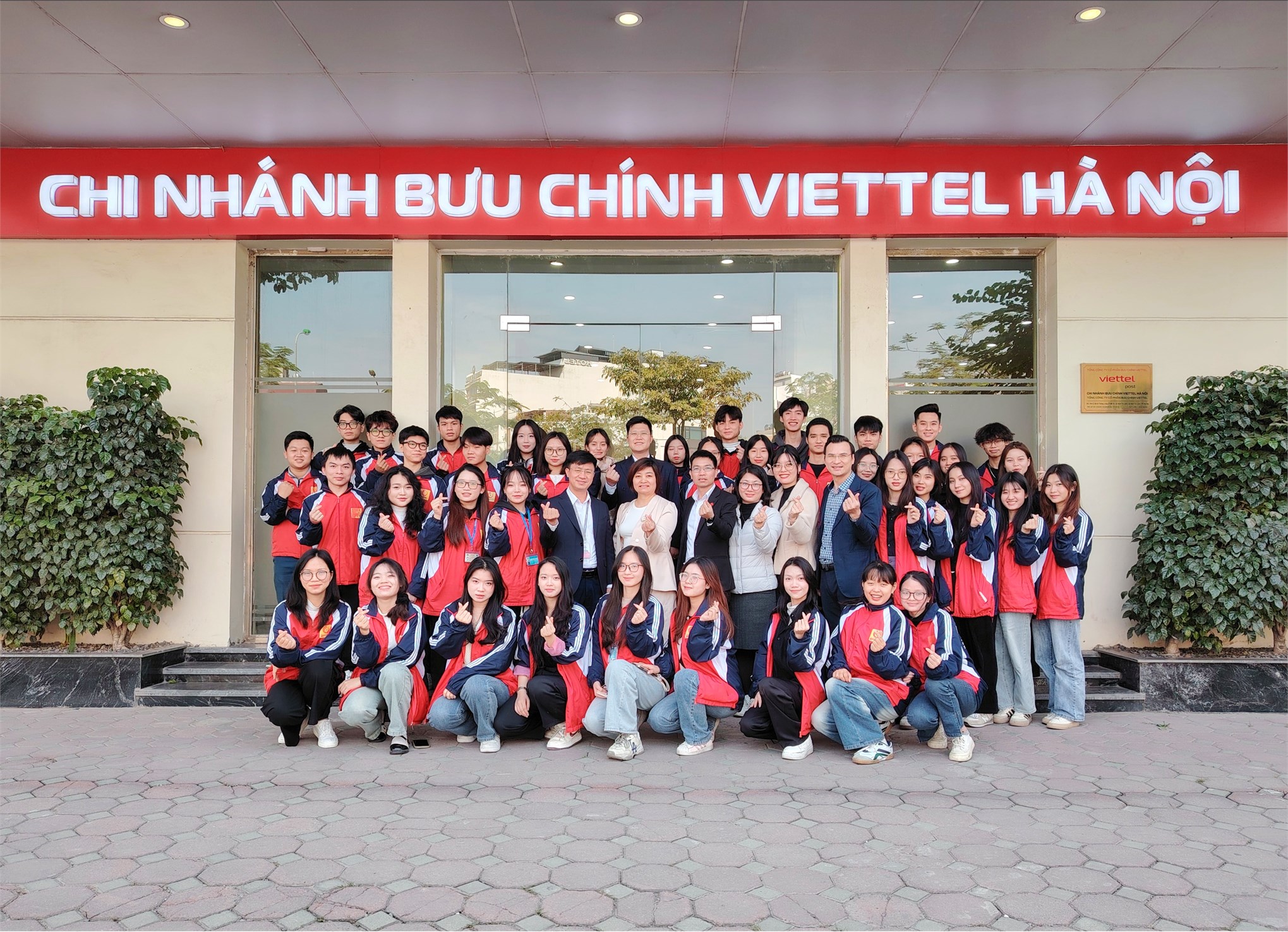 Chuỗi hoạt động Tham quan thực tế doanh nghiệp Trường Kinh tế: Sinh viên ngành Logistics & quản lý chuỗi cung ứng - Khoa Kinh doanh số tham quan thực tế tại Trung tâm khai thác 5 Viettelpost