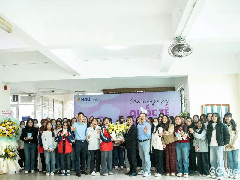 Trường Kinh tế - Đại học Công nghiệp Hà Nội tri ân nữ giảng viên, cán bộ và sinh viên nhân ngày 8/3