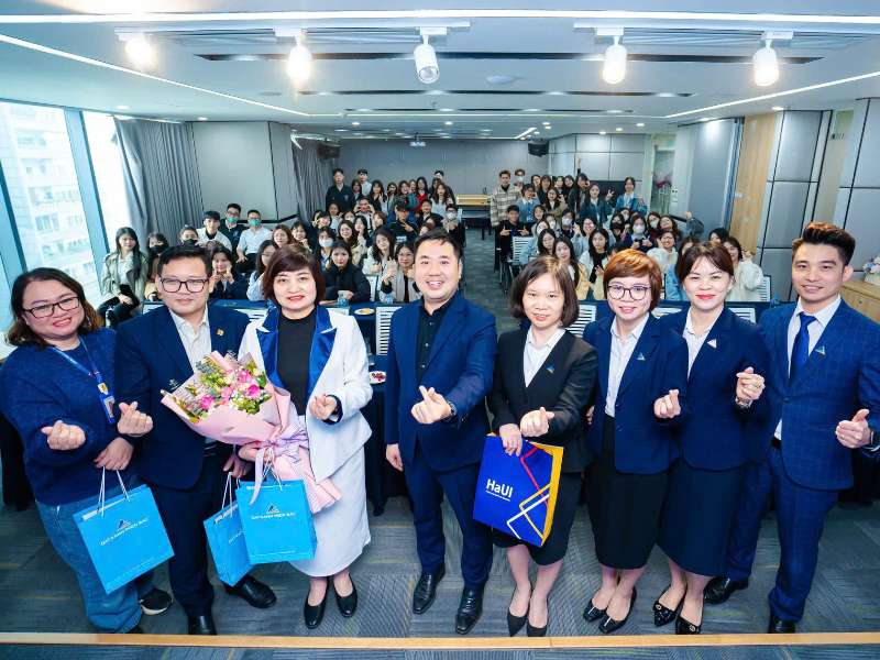 Tham quan thực tế doanh nghiệp Trường Kinh tế: Sinh viên ngành Marketing - Khoa Kinh doanh số số tham gia chương trình trải nghiệm thực tế và tư vấn hướng nghiệp tại Công ty CP dịch vụ và địa ốc Đất Xanh Miền Bắc.