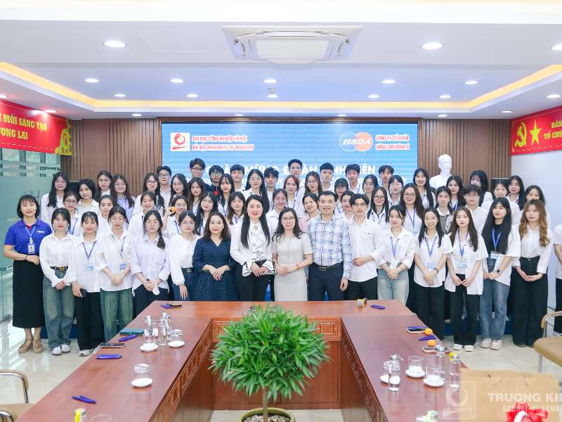 Tham quan thực tế doanh nghiệp Trường Kinh tế: Sinh viên Ngành Quản trị kinh doanh - Khoa Quản trị tham gia chương trình trải nghiệm thực tế và tư vấn hướng nghiệp tại Công ty Cổ phần Hãng sơn Đông Á