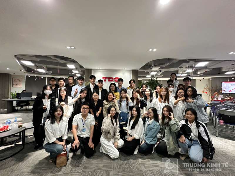 Tham quan thực tế doanh nghiệp Trường Kinh tế: Sinh viên Ngành Phân tích dữ liệu kinh doanh - Khoa Kinh doanh số tham gia chương trình trải nghiệm thực tế tại Công ty Cổ phần công nghệ và dịch vụ dữ liệu số TDS