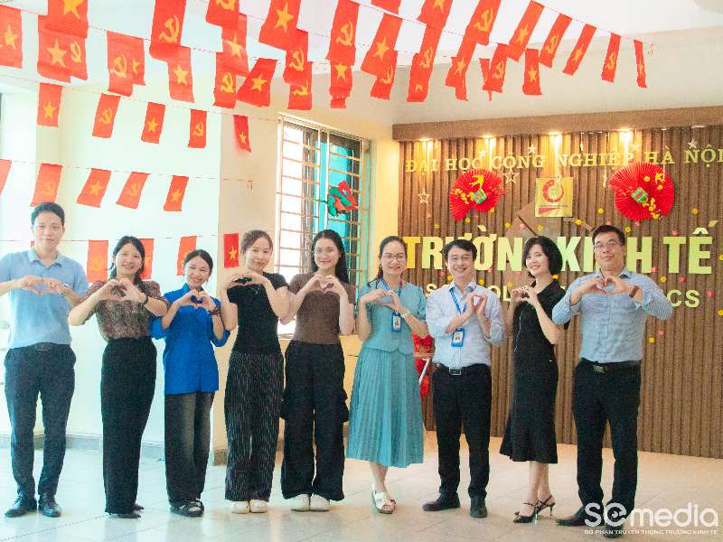 Cập nhật không khí ngày 30/4 tại Trường Kinh tế – Đại học Công nghiệp Hà Nội: rộn ràng sắc cờ, lung linh niềm tự hào