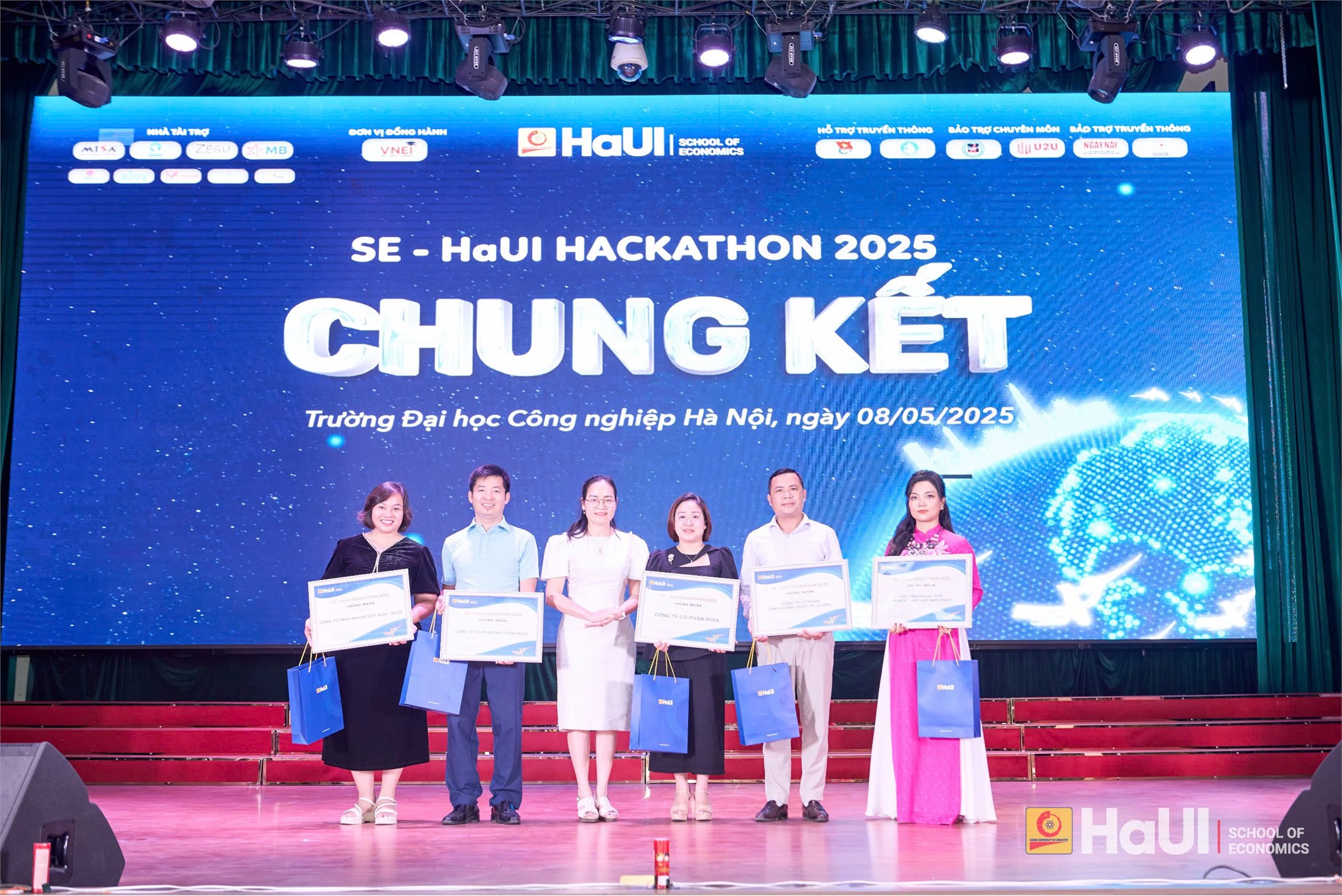 Chung kết cuộc thi SE - HaUI Hackathon 2025 “NeoCulture InnoBiz”: Sân chơi khởi nghiệp sáng tạo gắn kết văn hóa và công nghệ