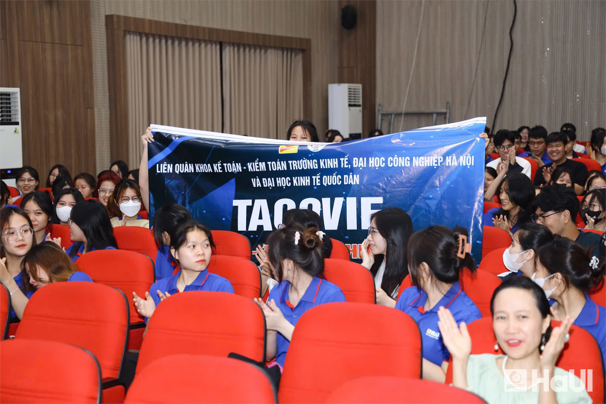 Chung kết cuộc thi SE - HaUI Hackathon 2025 “NeoCulture InnoBiz”: Sân chơi khởi nghiệp sáng tạo gắn kết văn hóa và công nghệ