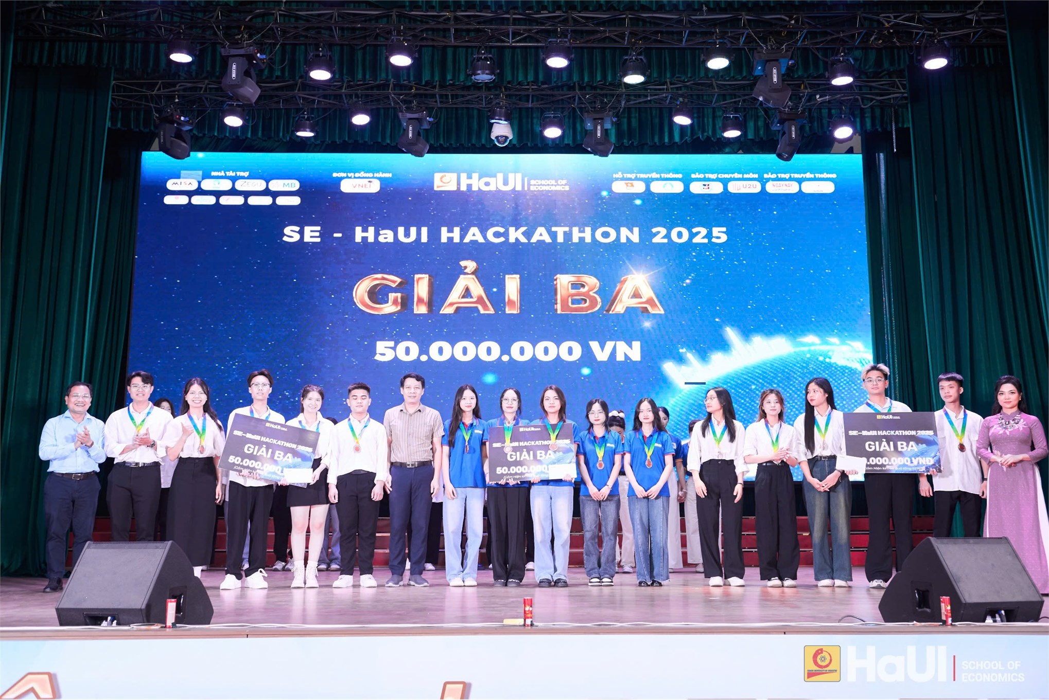 Chung kết cuộc thi SE - HaUI Hackathon 2025 “NeoCulture InnoBiz”: Sân chơi khởi nghiệp sáng tạo gắn kết văn hóa và công nghệ