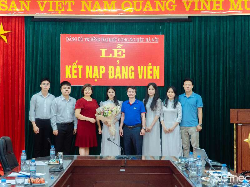 Chi bộ Kinh tế 1 – Đảng bộ bộ phận Trường Kinh tế tổ chức Lễ kết nạp Đảng viên mới tháng 5/2025