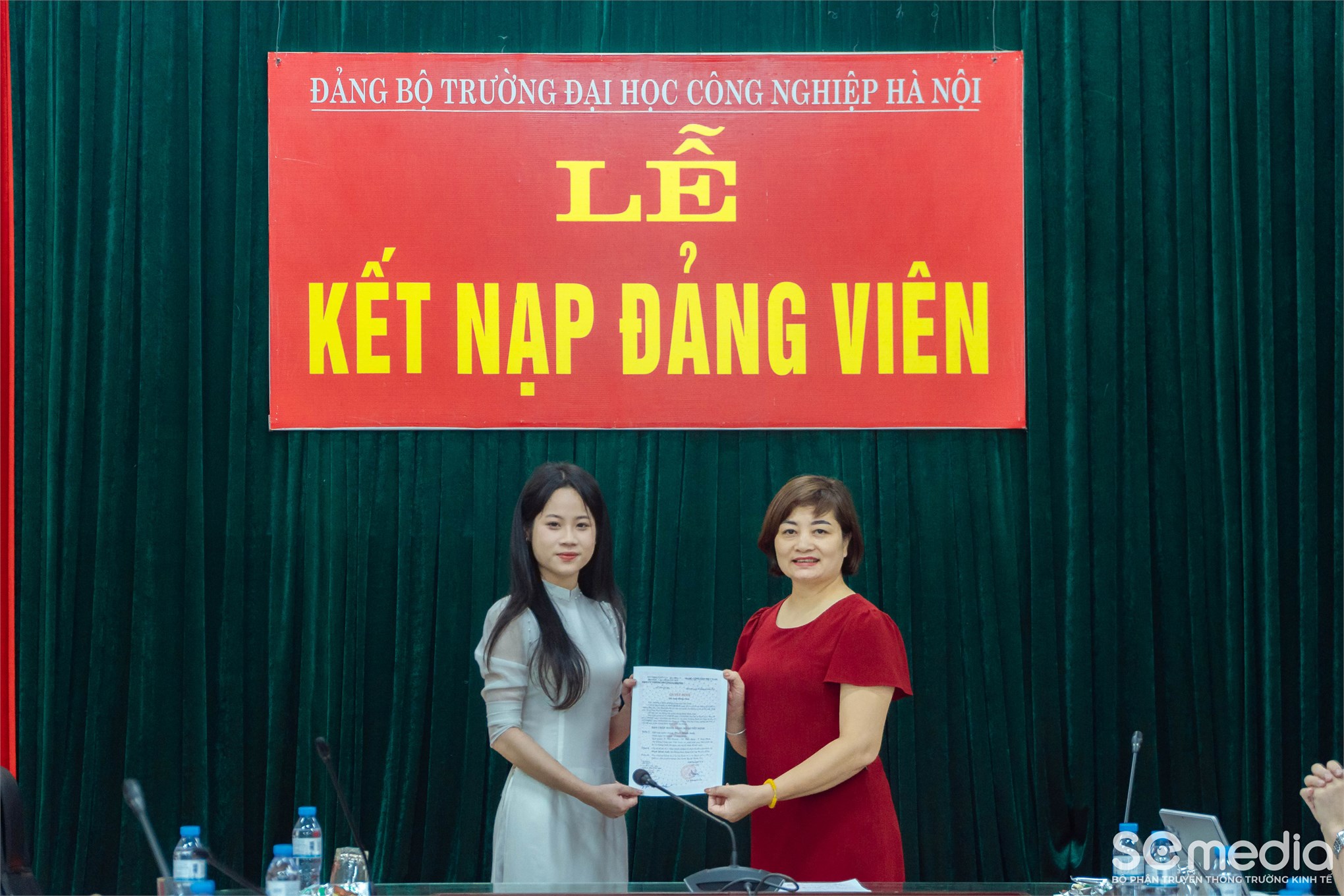 Chi bộ Kinh tế 1 – Đảng bộ bộ phận Trường Kinh tế tổ chức Lễ kết nạp Đảng viên mới tháng 5/2025