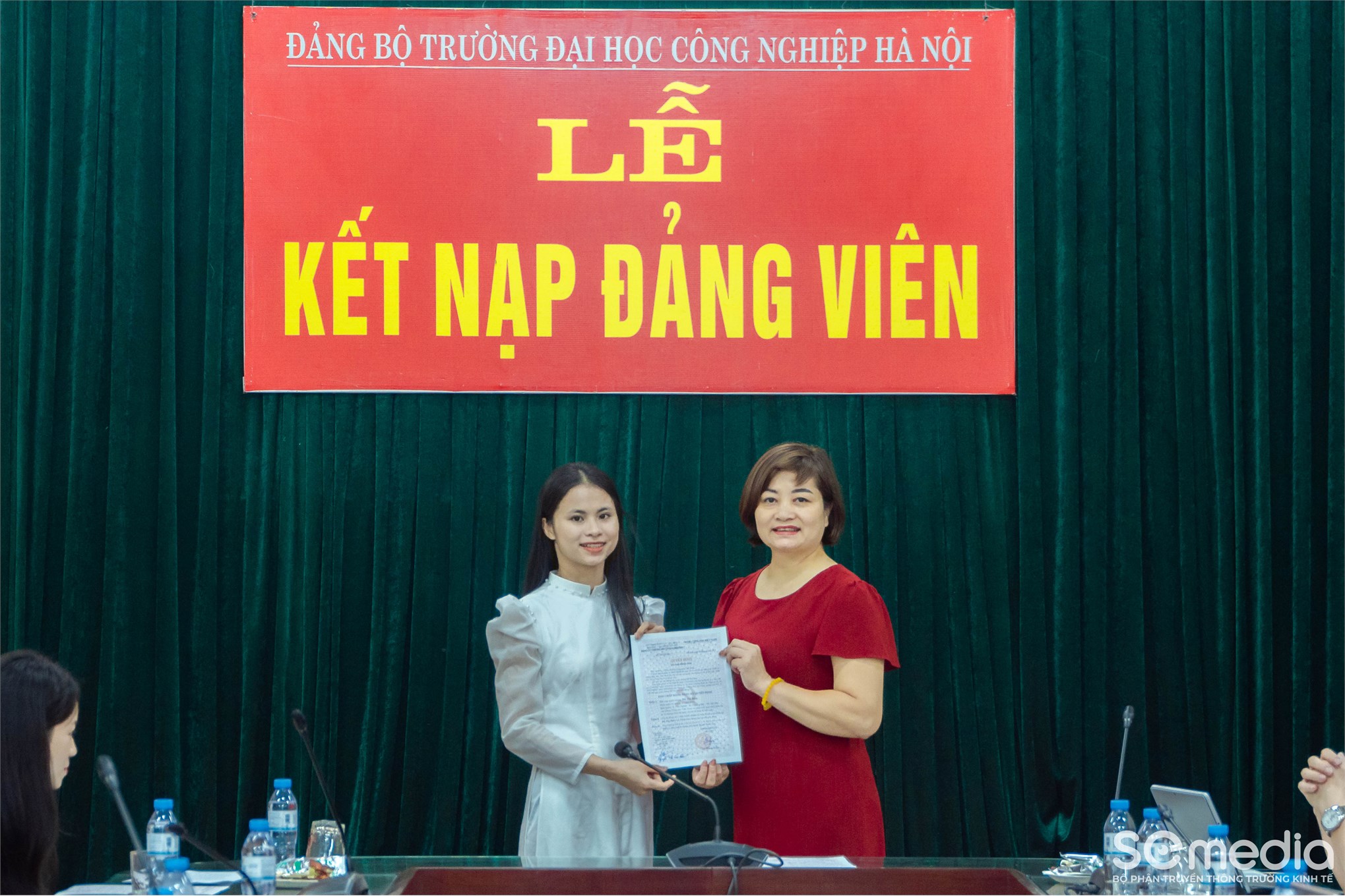 Chi bộ Kinh tế 1 – Đảng bộ bộ phận Trường Kinh tế tổ chức Lễ kết nạp Đảng viên mới tháng 5/2025