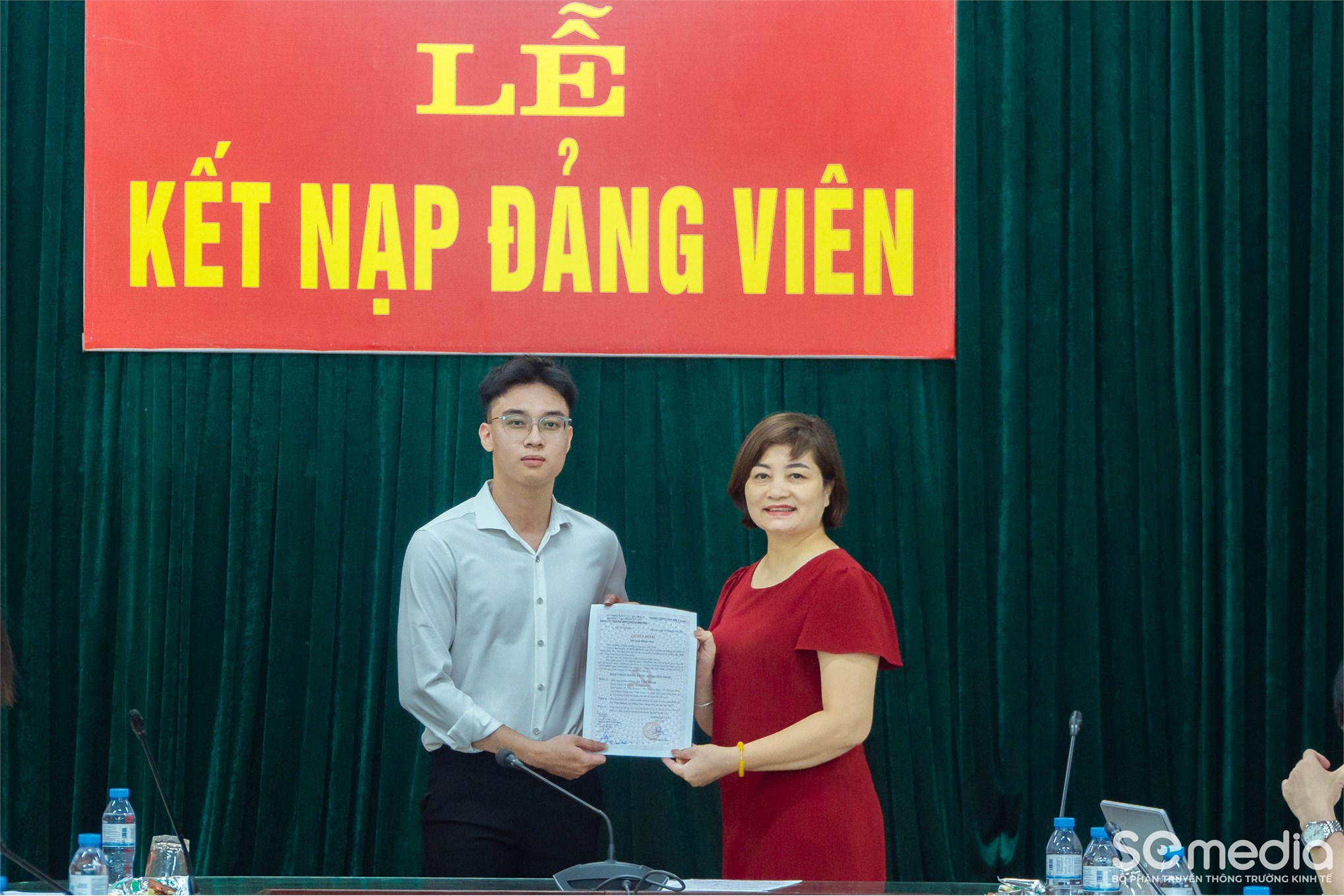 Chi bộ Kinh tế 1 – Đảng bộ bộ phận Trường Kinh tế tổ chức Lễ kết nạp Đảng viên mới tháng 5/2025