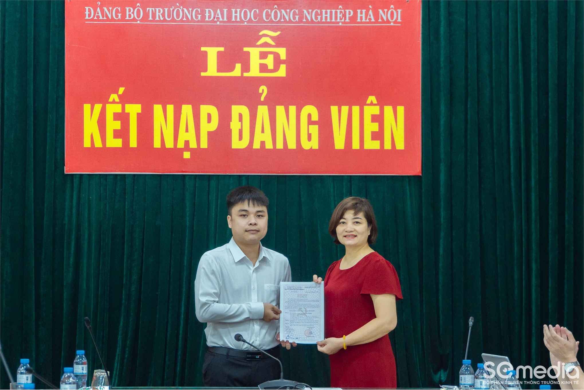 Chi bộ Kinh tế 1 – Đảng bộ bộ phận Trường Kinh tế tổ chức Lễ kết nạp Đảng viên mới tháng 5/2025