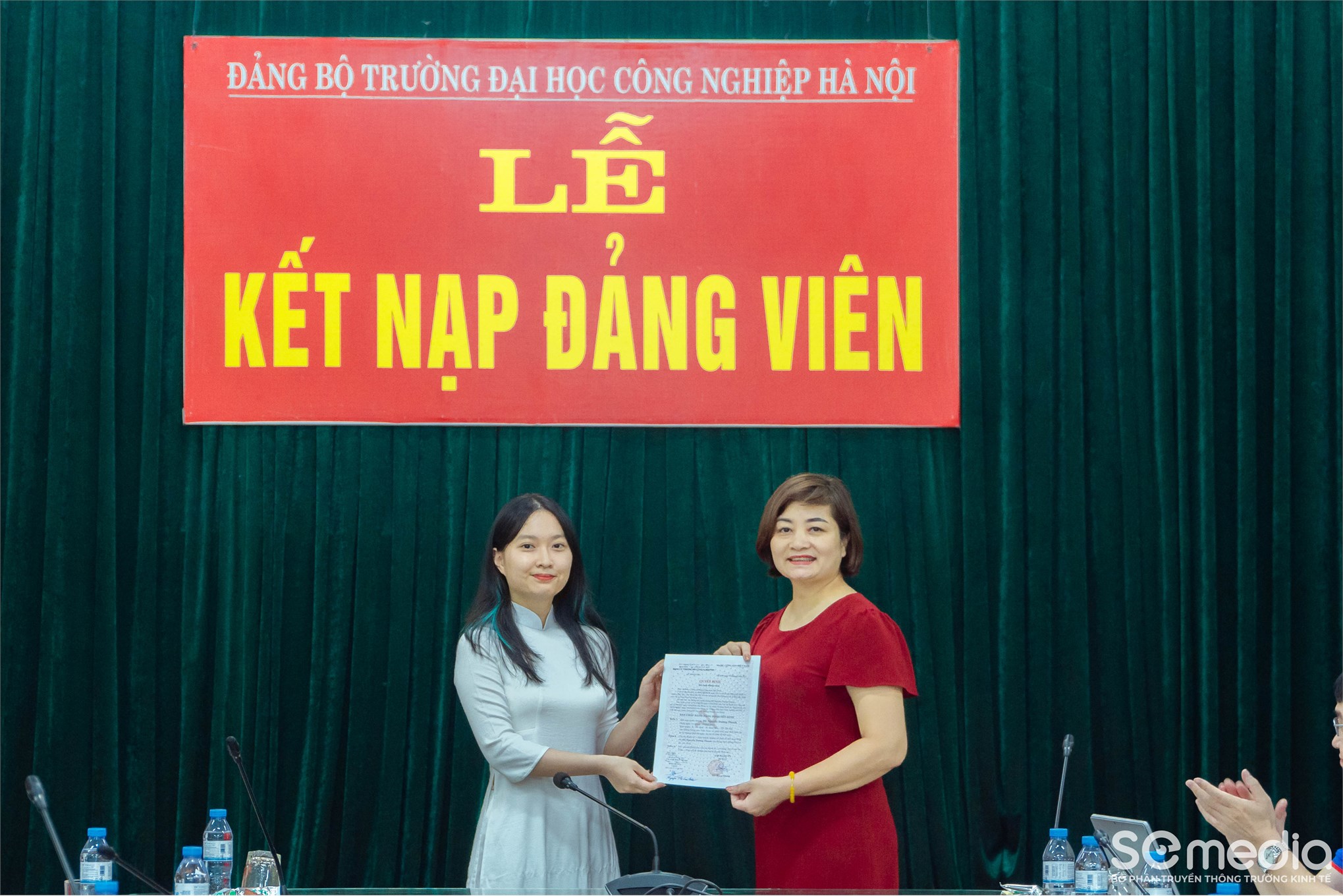 Chi bộ Kinh tế 1 – Đảng bộ bộ phận Trường Kinh tế tổ chức Lễ kết nạp Đảng viên mới tháng 5/2025