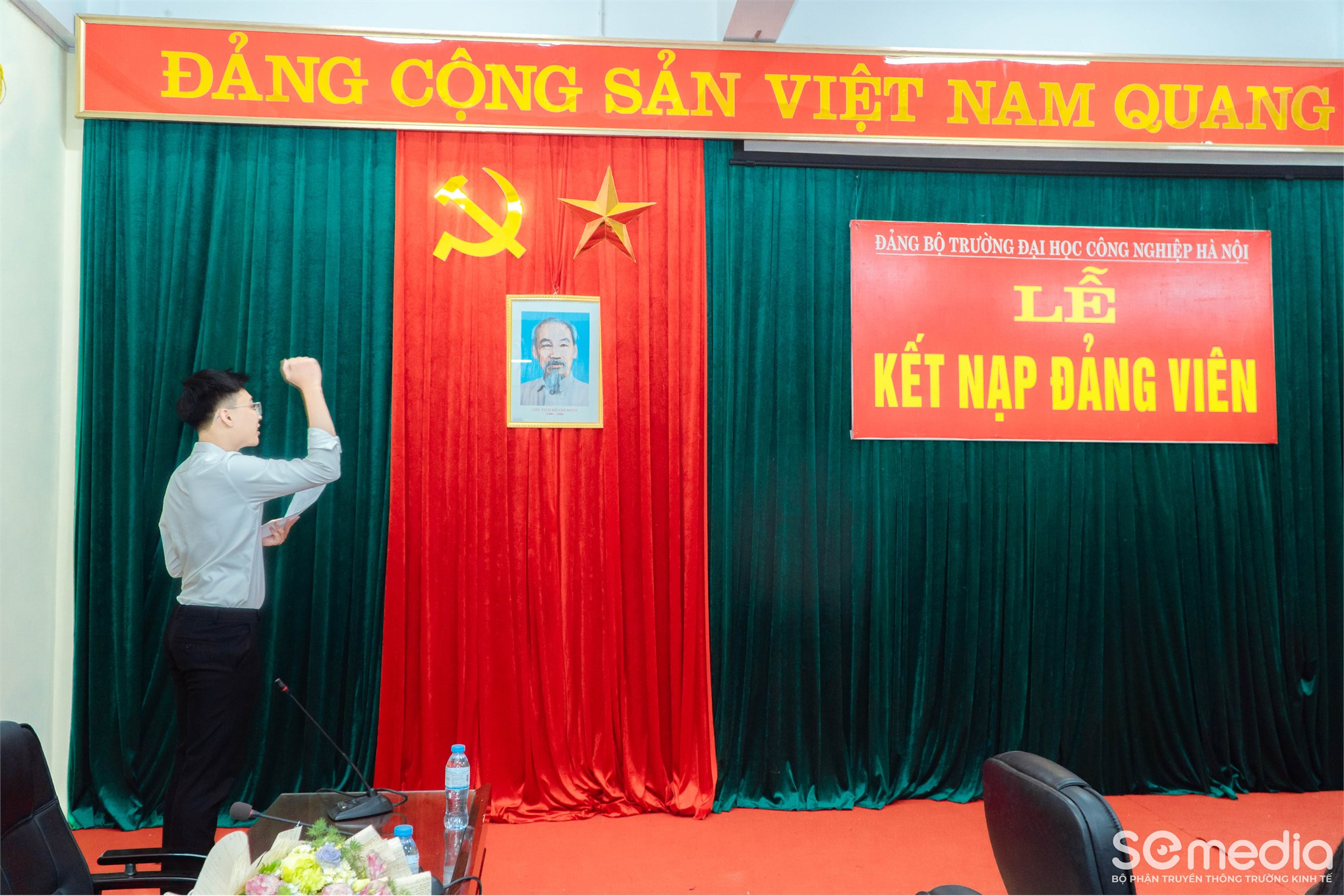 Chi bộ Kinh tế 1 – Đảng bộ bộ phận Trường Kinh tế tổ chức Lễ kết nạp Đảng viên mới tháng 5/2025