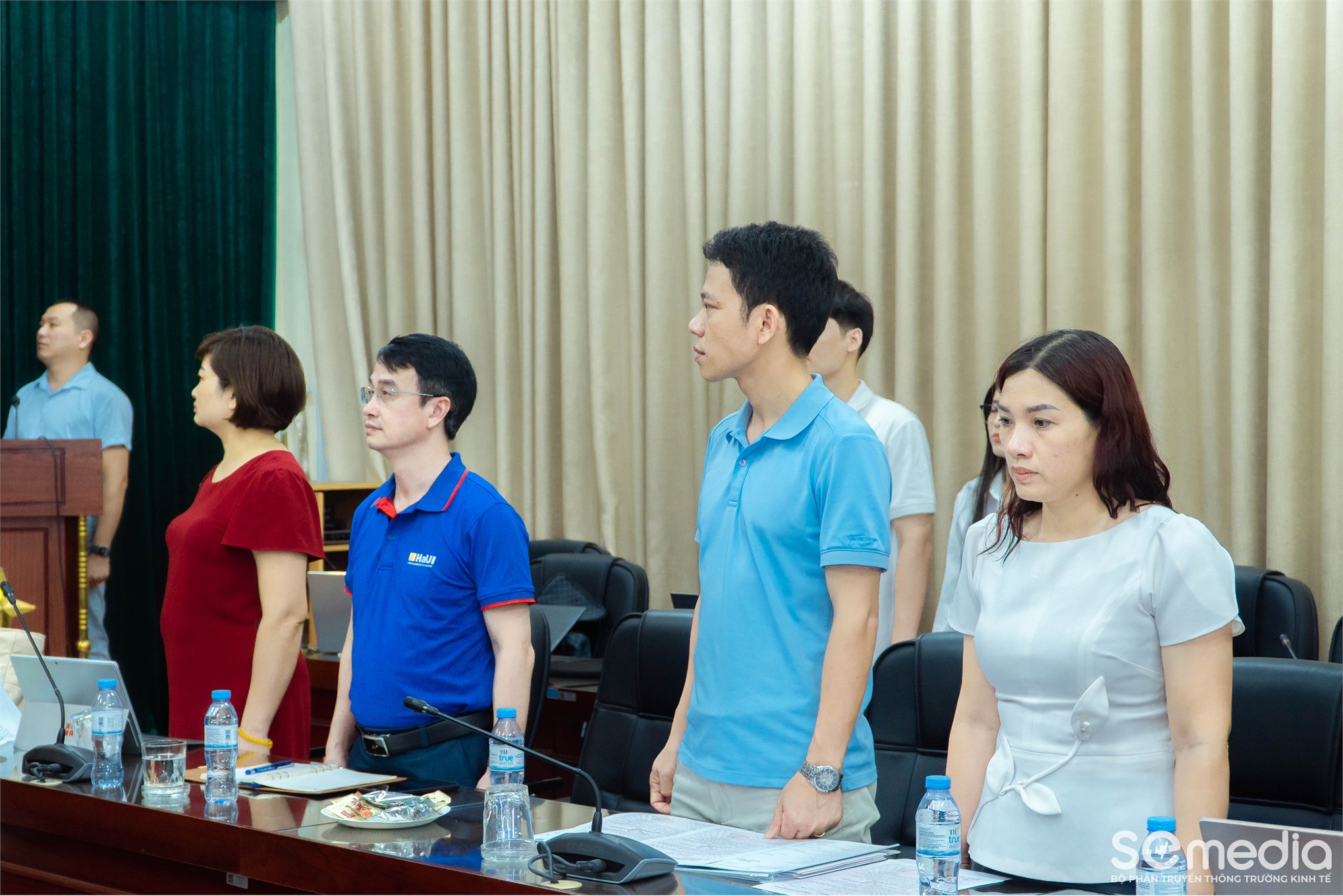 Chi bộ Kinh tế 1 – Đảng bộ bộ phận Trường Kinh tế tổ chức Lễ kết nạp Đảng viên mới tháng 5/2025