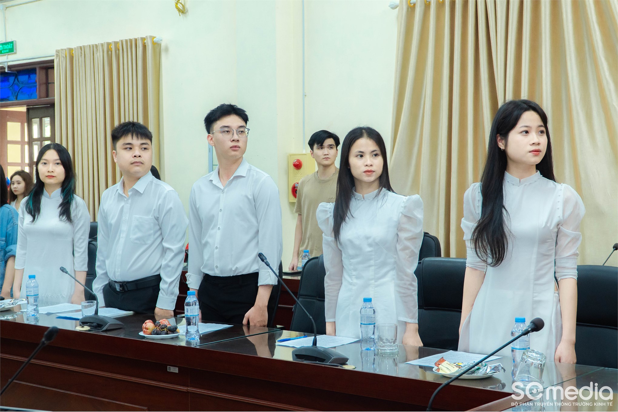 Chi bộ Kinh tế 1 – Đảng bộ bộ phận Trường Kinh tế tổ chức Lễ kết nạp Đảng viên mới tháng 5/2025