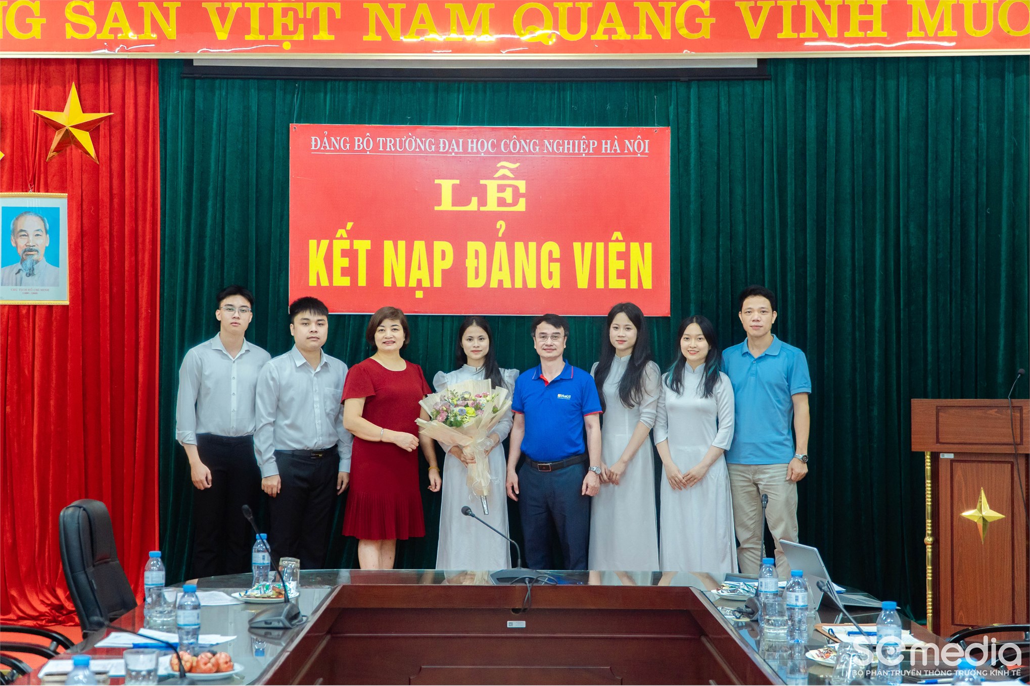 Chi bộ Kinh tế 1 – Đảng bộ bộ phận Trường Kinh tế tổ chức Lễ kết nạp Đảng viên mới tháng 5/2025