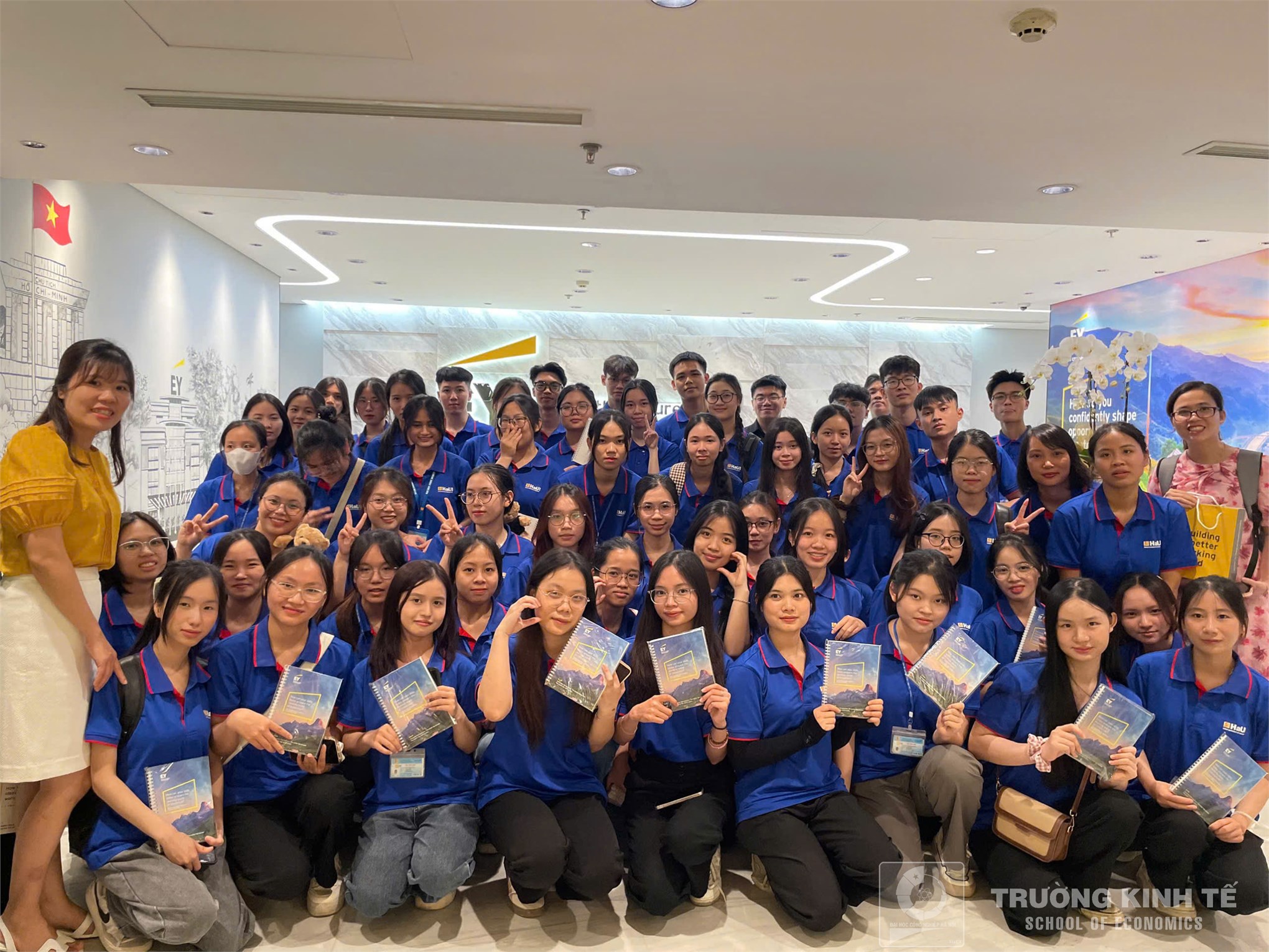 Sinh viên ngành Kiểm toán Trường Kinh tế tham quan thực tế và định hướng nghề nghiệp tại Công ty TNHH Ernst & Young Việt Nam