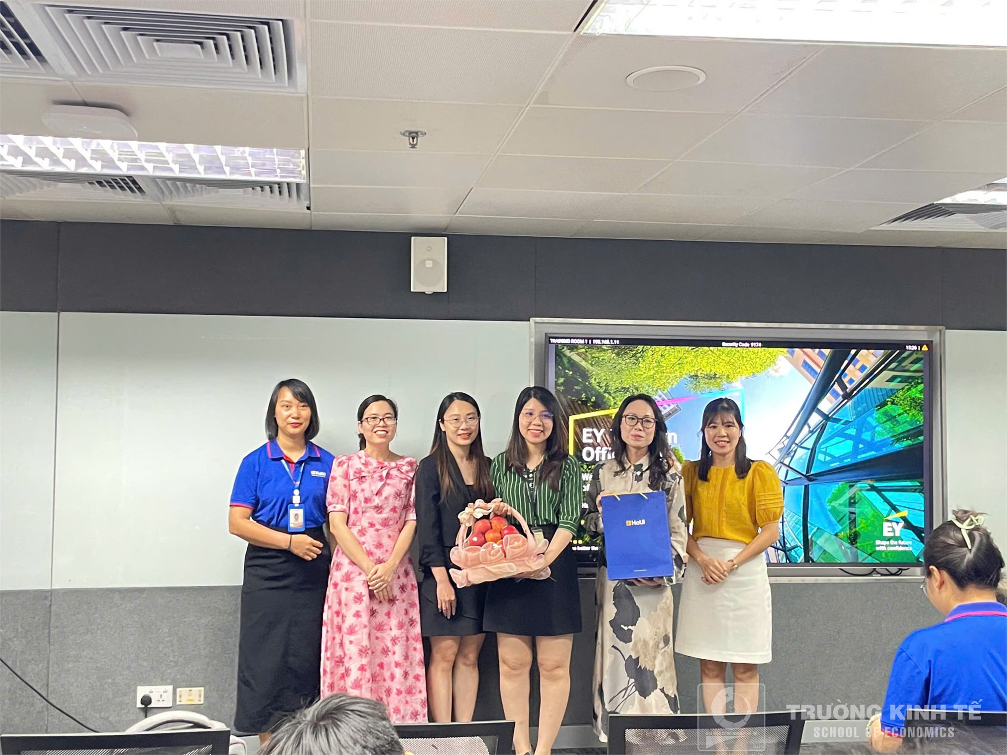 Sinh viên ngành Kiểm toán Trường Kinh tế tham quan thực tế và định hướng nghề nghiệp tại Công ty TNHH Ernst & Young Việt Nam