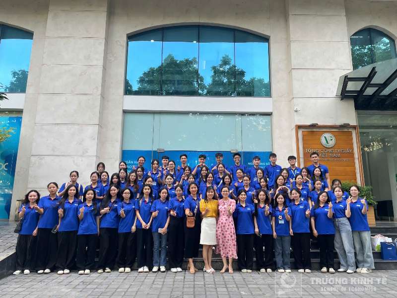 Sinh viên ngành Kiểm toán Trường Kinh tế tham quan thực tế và định hướng nghề nghiệp tại Công ty TNHH Ernst & Young Việt Nam