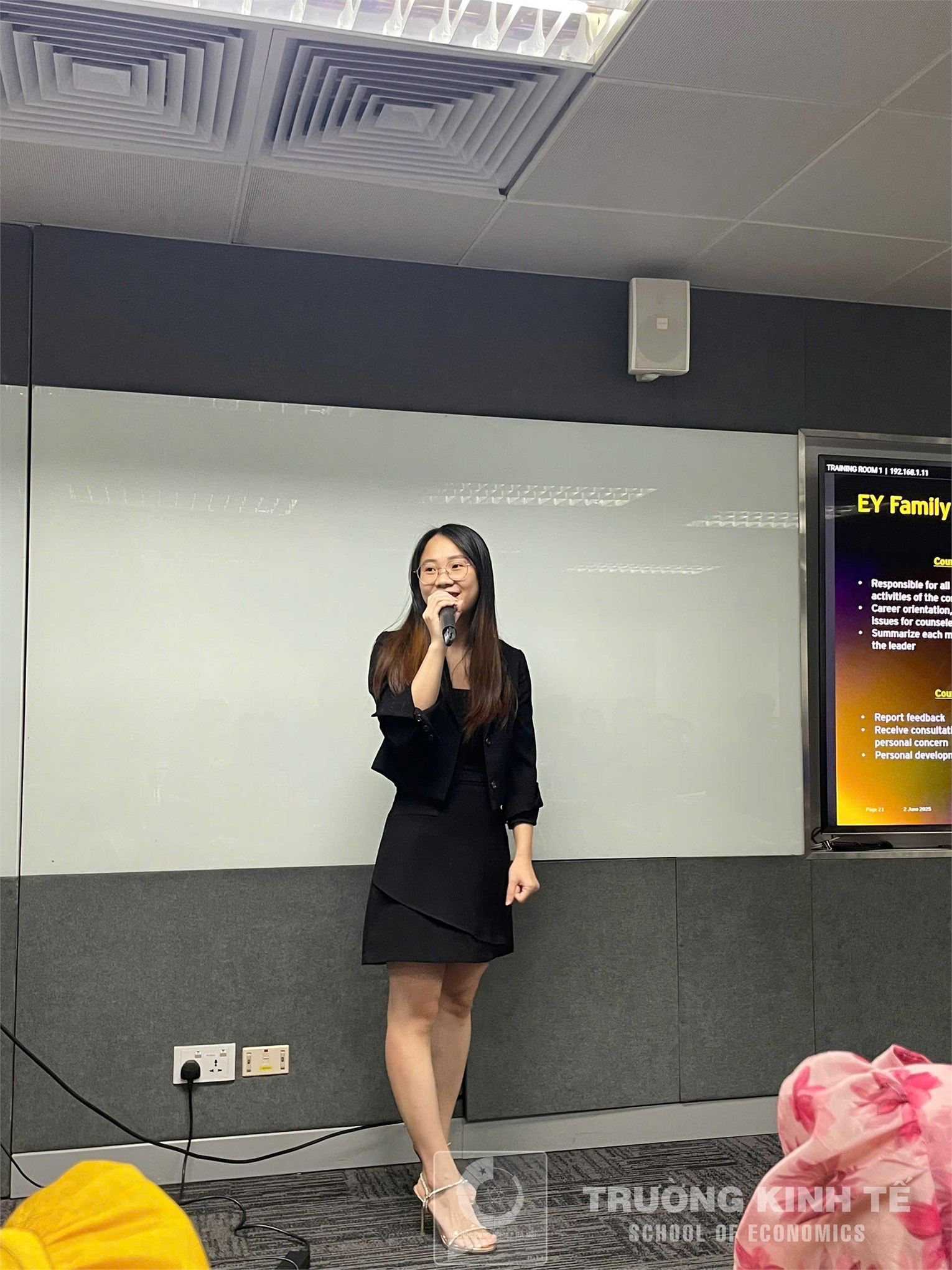Sinh viên ngành Kiểm toán Trường Kinh tế tham quan thực tế và định hướng nghề nghiệp tại Công ty TNHH Ernst & Young Việt Nam