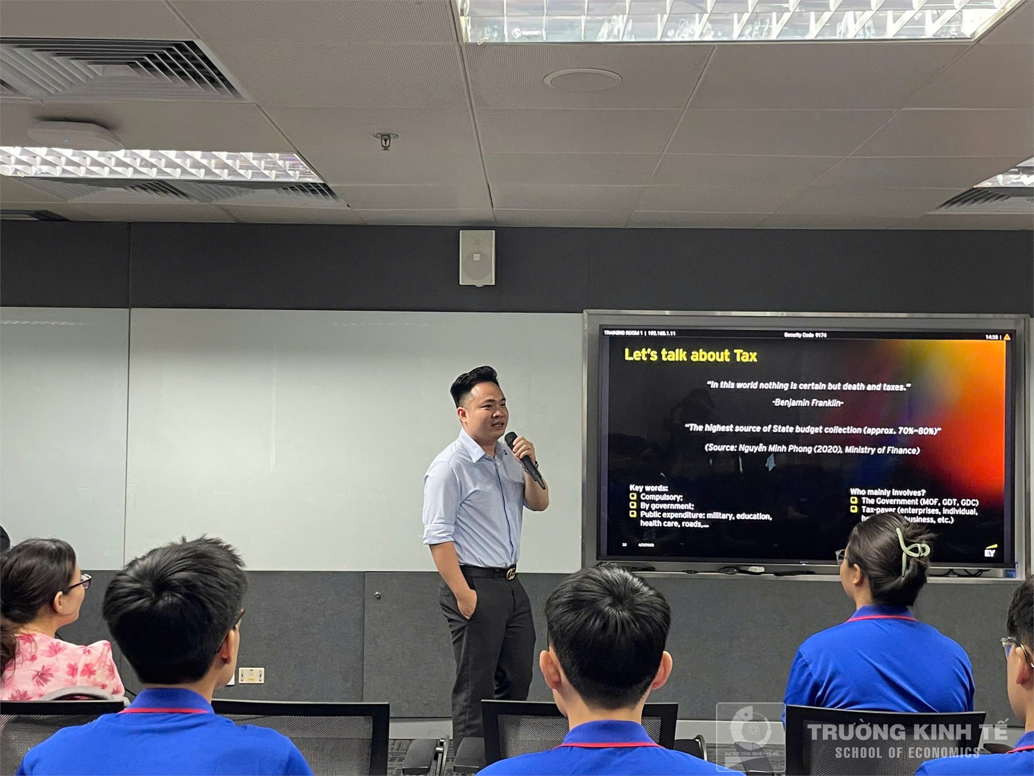 Sinh viên ngành Kiểm toán Trường Kinh tế tham quan thực tế và định hướng nghề nghiệp tại Công ty TNHH Ernst & Young Việt Nam