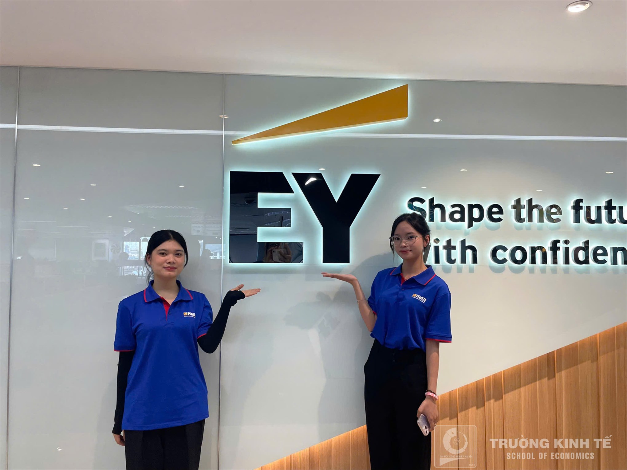 Sinh viên ngành Kiểm toán Trường Kinh tế tham quan thực tế và định hướng nghề nghiệp tại Công ty TNHH Ernst & Young Việt Nam