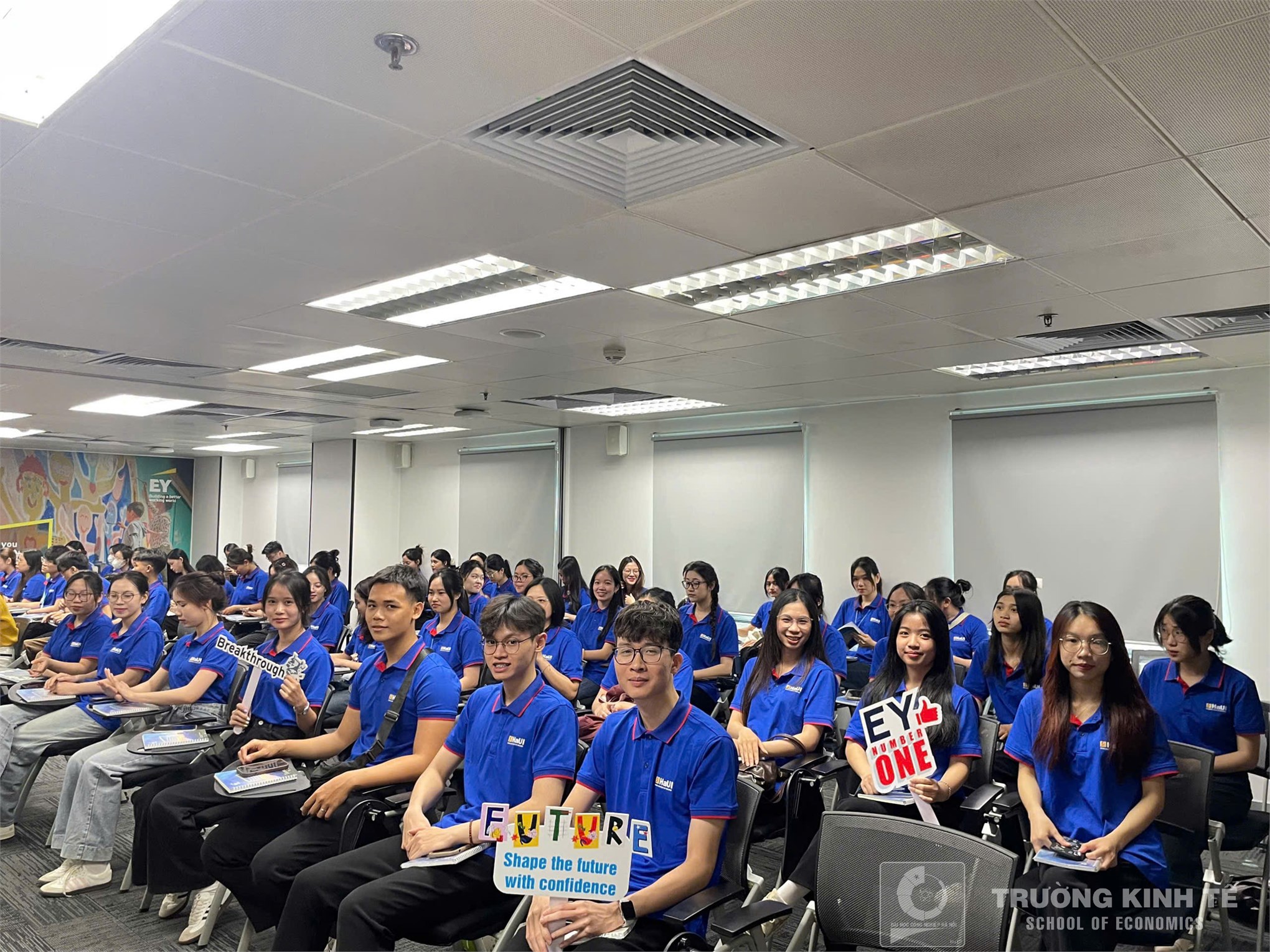 Sinh viên ngành Kiểm toán Trường Kinh tế tham quan thực tế và định hướng nghề nghiệp tại Công ty TNHH Ernst & Young Việt Nam