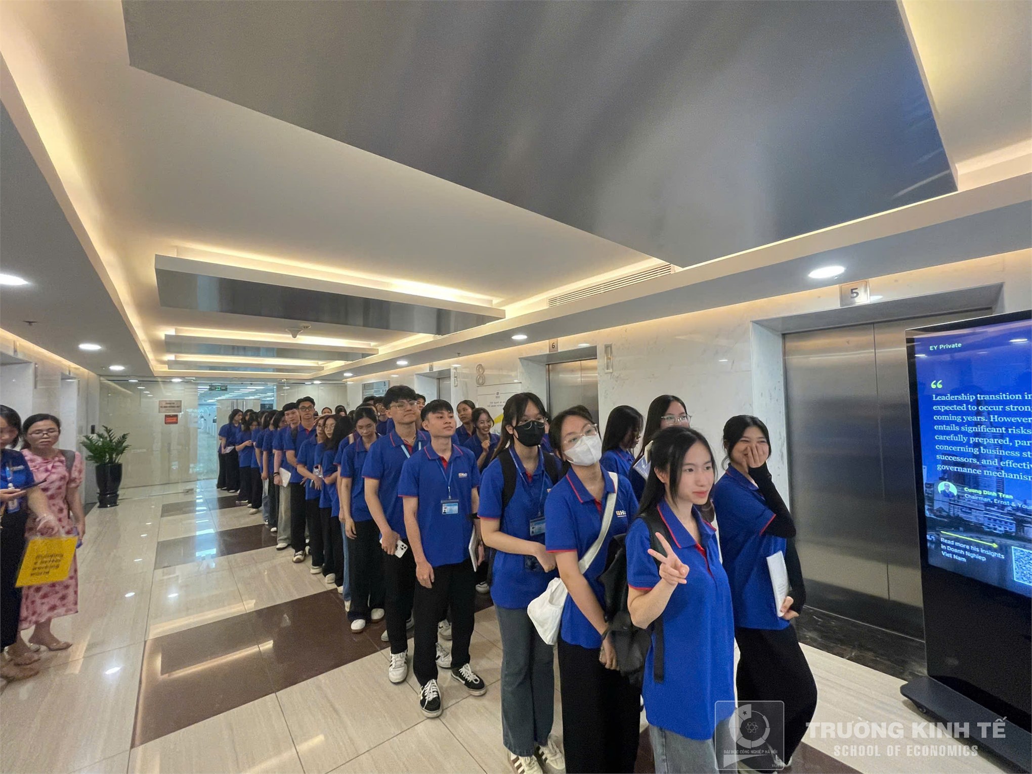 Sinh viên ngành Kiểm toán Trường Kinh tế tham quan thực tế và định hướng nghề nghiệp tại Công ty TNHH Ernst & Young Việt Nam