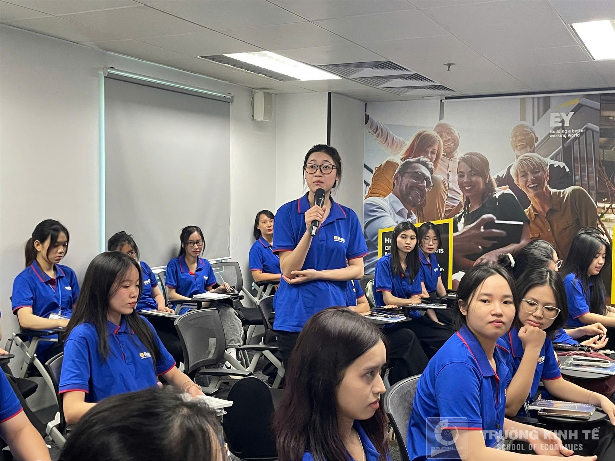 Sinh viên ngành Kiểm toán Trường Kinh tế tham quan thực tế và định hướng nghề nghiệp tại Công ty TNHH Ernst & Young Việt Nam