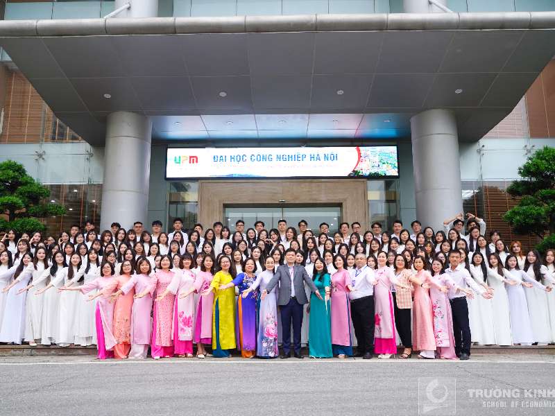 Lễ bảo vệ Khóa luận tốt nghiệp của sinh viên Trường Kinh tế !