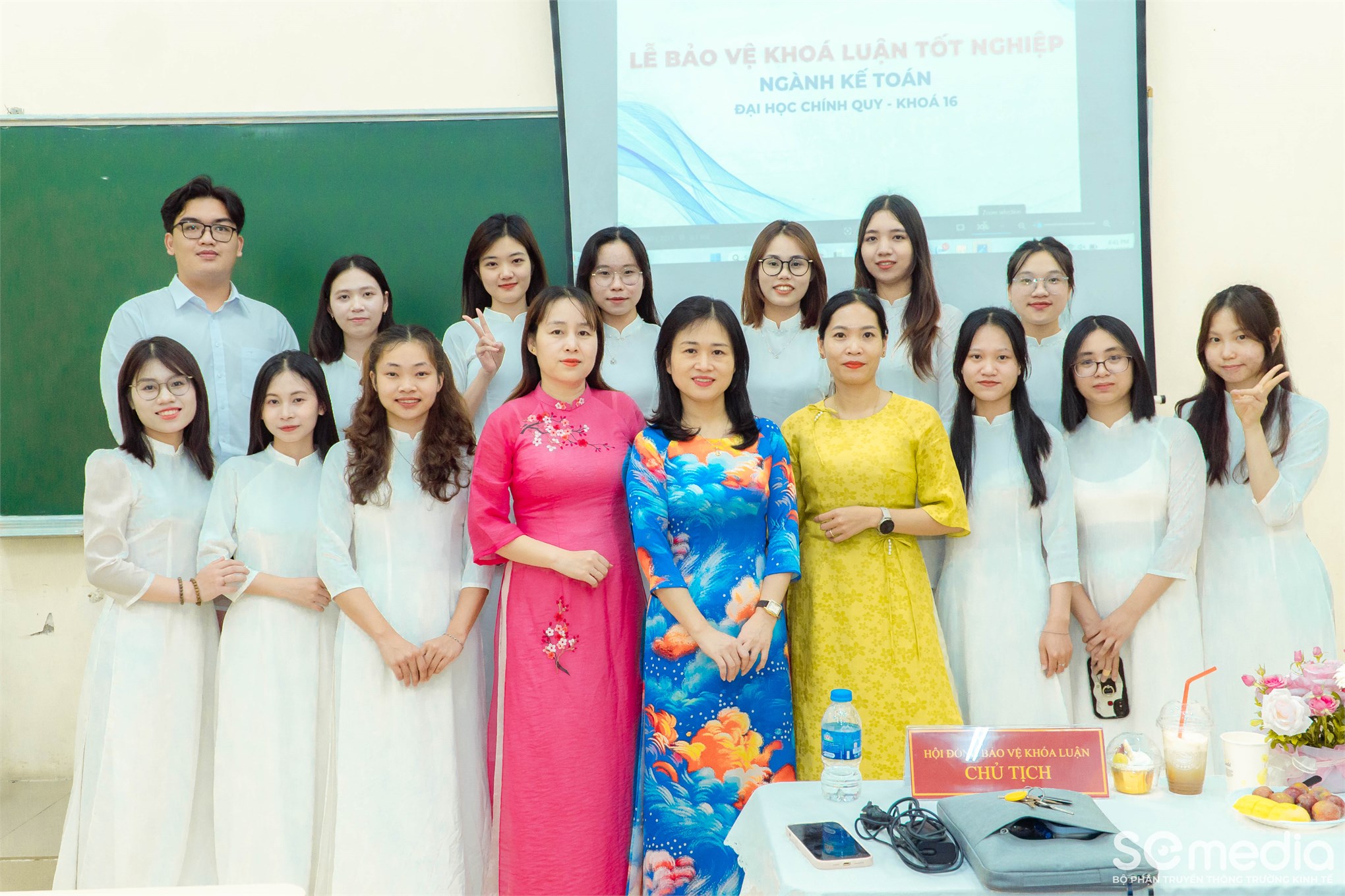 Lễ bảo vệ Khóa luận tốt nghiệp của sinh viên Trường Kinh tế !