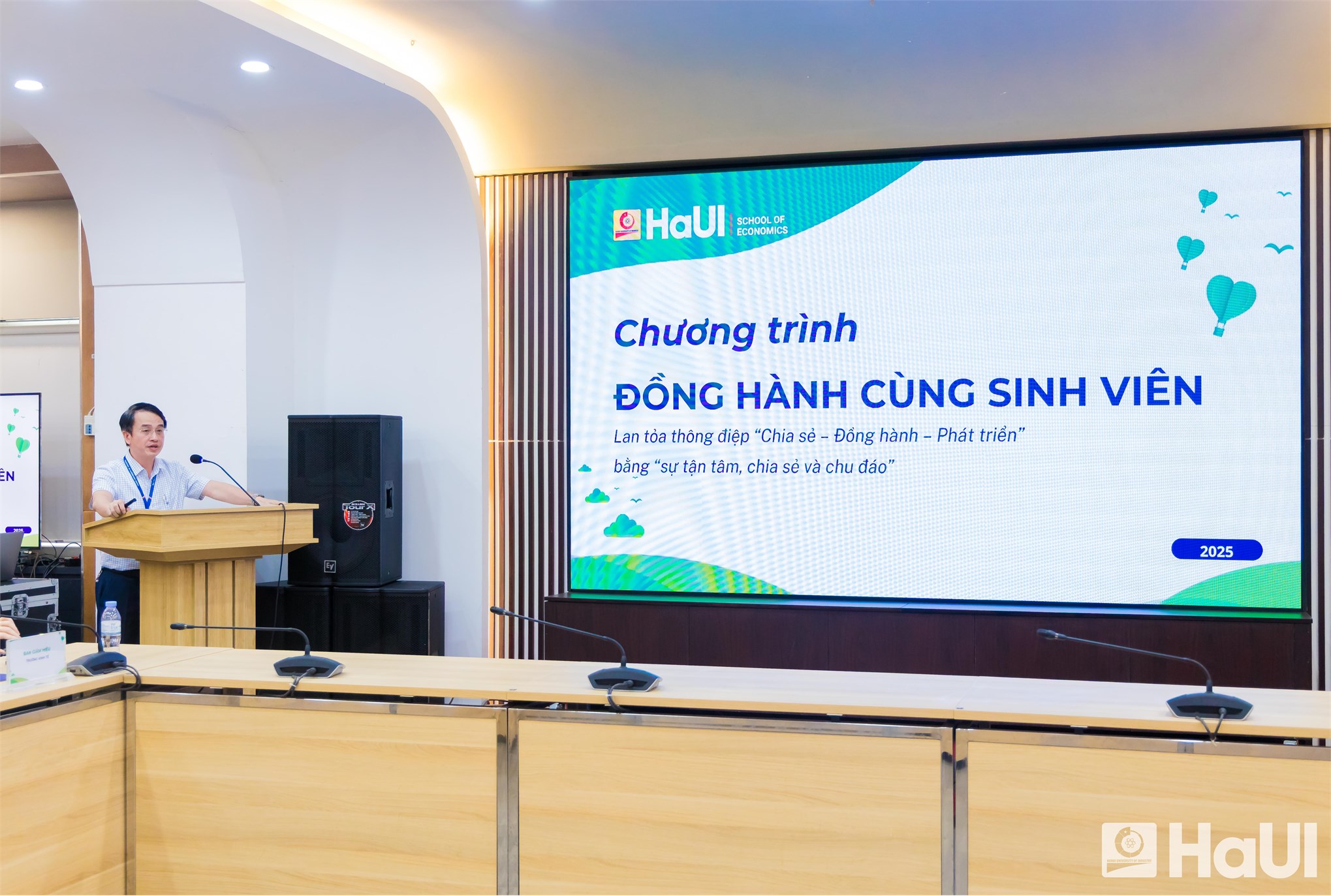 Trường Kinh tế - Trường Đại học Công nghiệp Hà Nội long trọng tổ chức Lễ ra mắt và công bố “Chương trình Đồng hành cùng sinh viên”