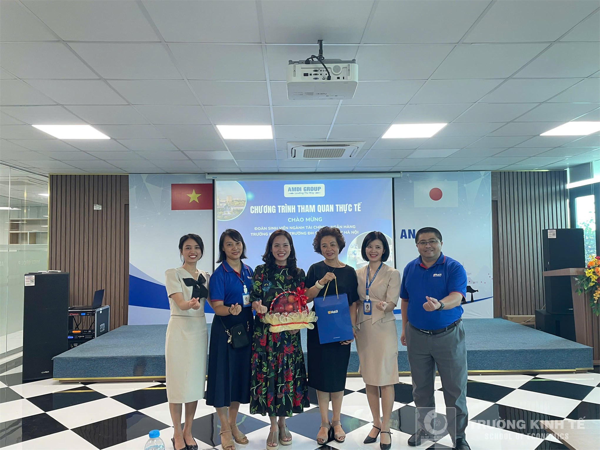 Sinh viên ngành Tài chính – Ngân hàng Trường Kinh tế tham quan thực tế và định hướng nghề nghiệp tại Tập đoàn AMDI