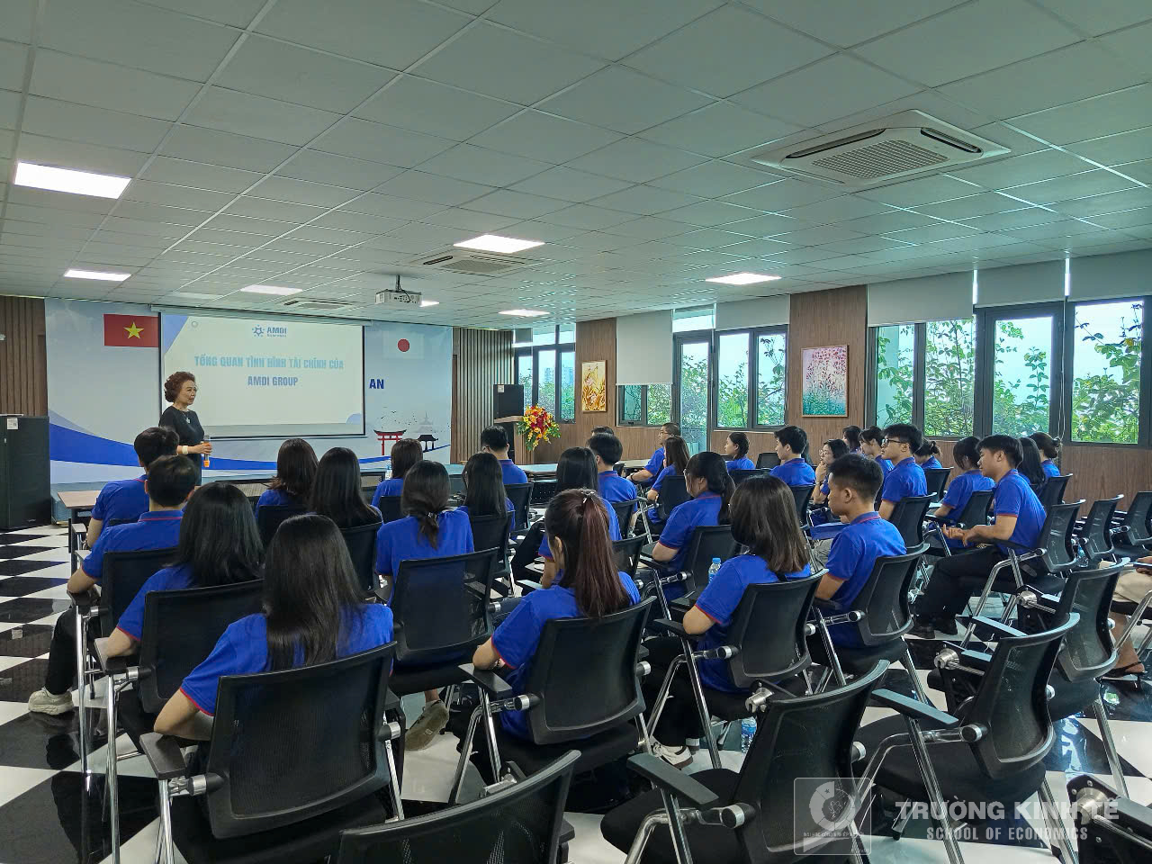 Sinh viên ngành Tài chính – Ngân hàng Trường Kinh tế tham quan thực tế và định hướng nghề nghiệp tại Tập đoàn AMDI