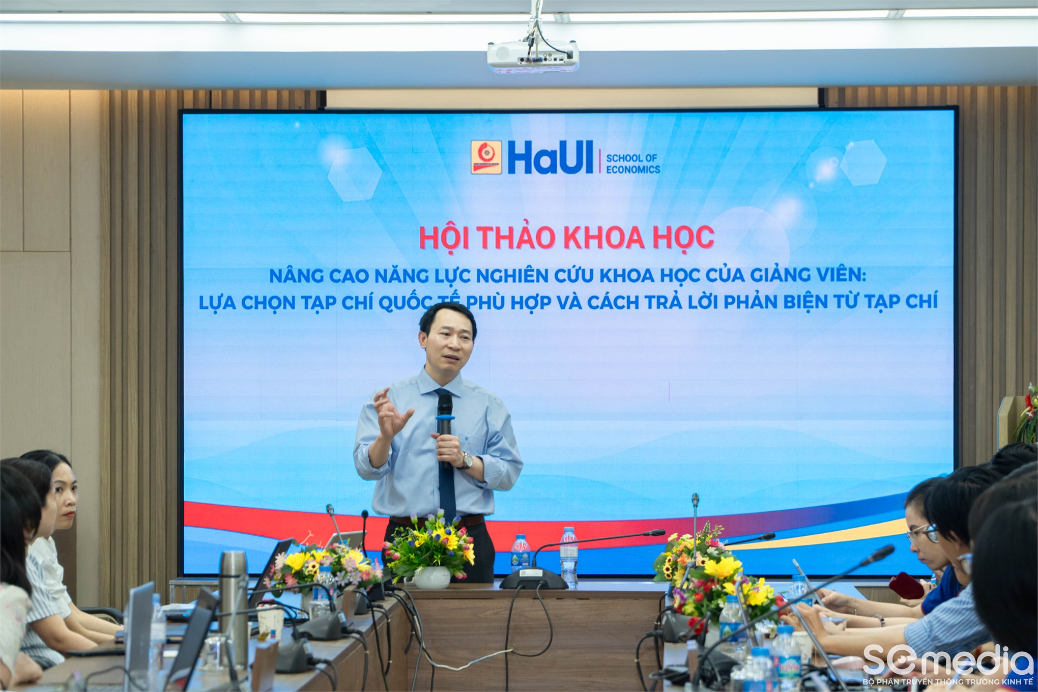 Hội thảo `Nâng cao năng lực nghiên cứu khoa học: Lựa chọn tạp chí quốc tế và trả lời phản biện` tại Trường Kinh tế