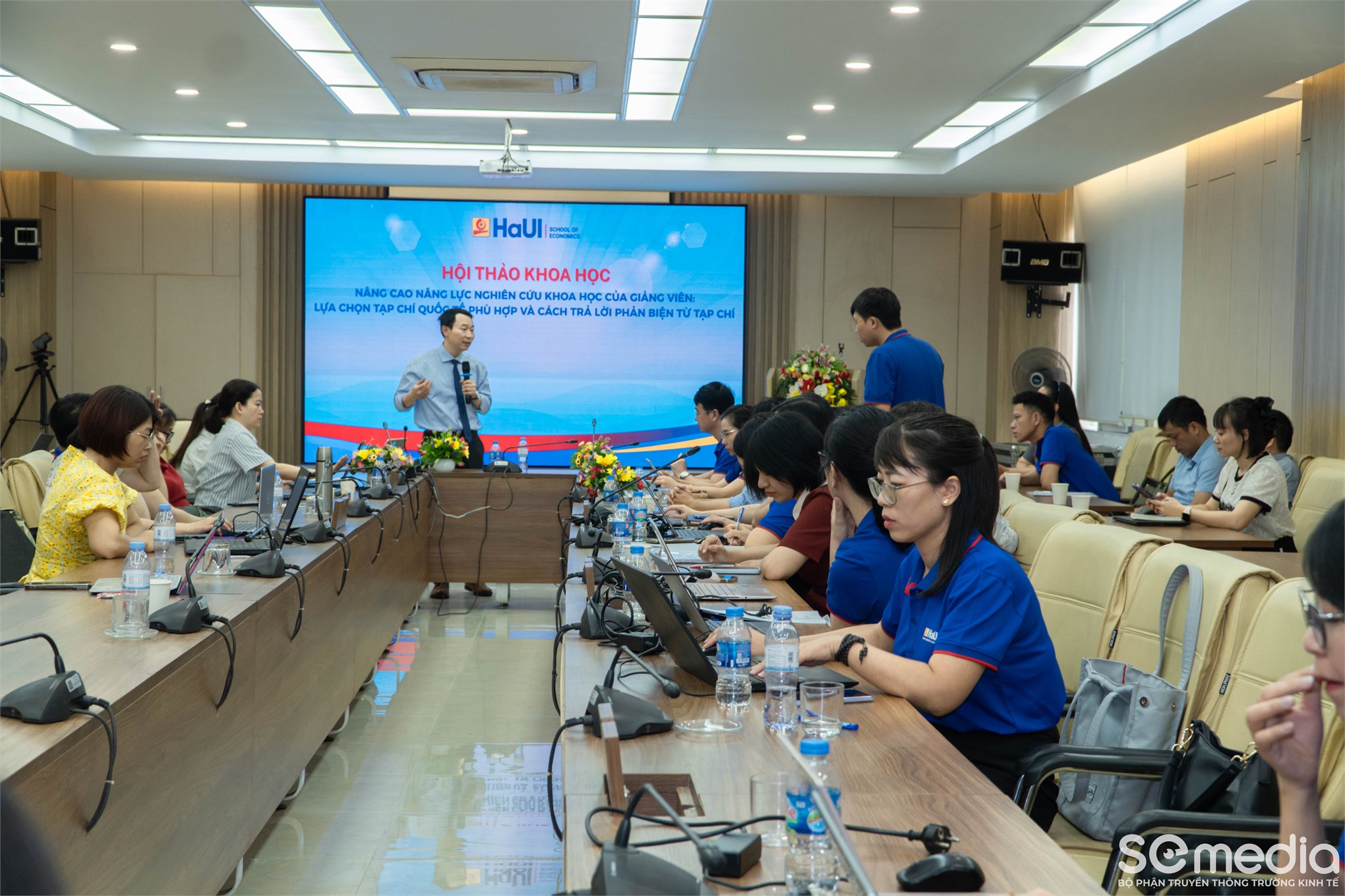 Hội thảo `Nâng cao năng lực nghiên cứu khoa học: Lựa chọn tạp chí quốc tế và trả lời phản biện` tại Trường Kinh tế